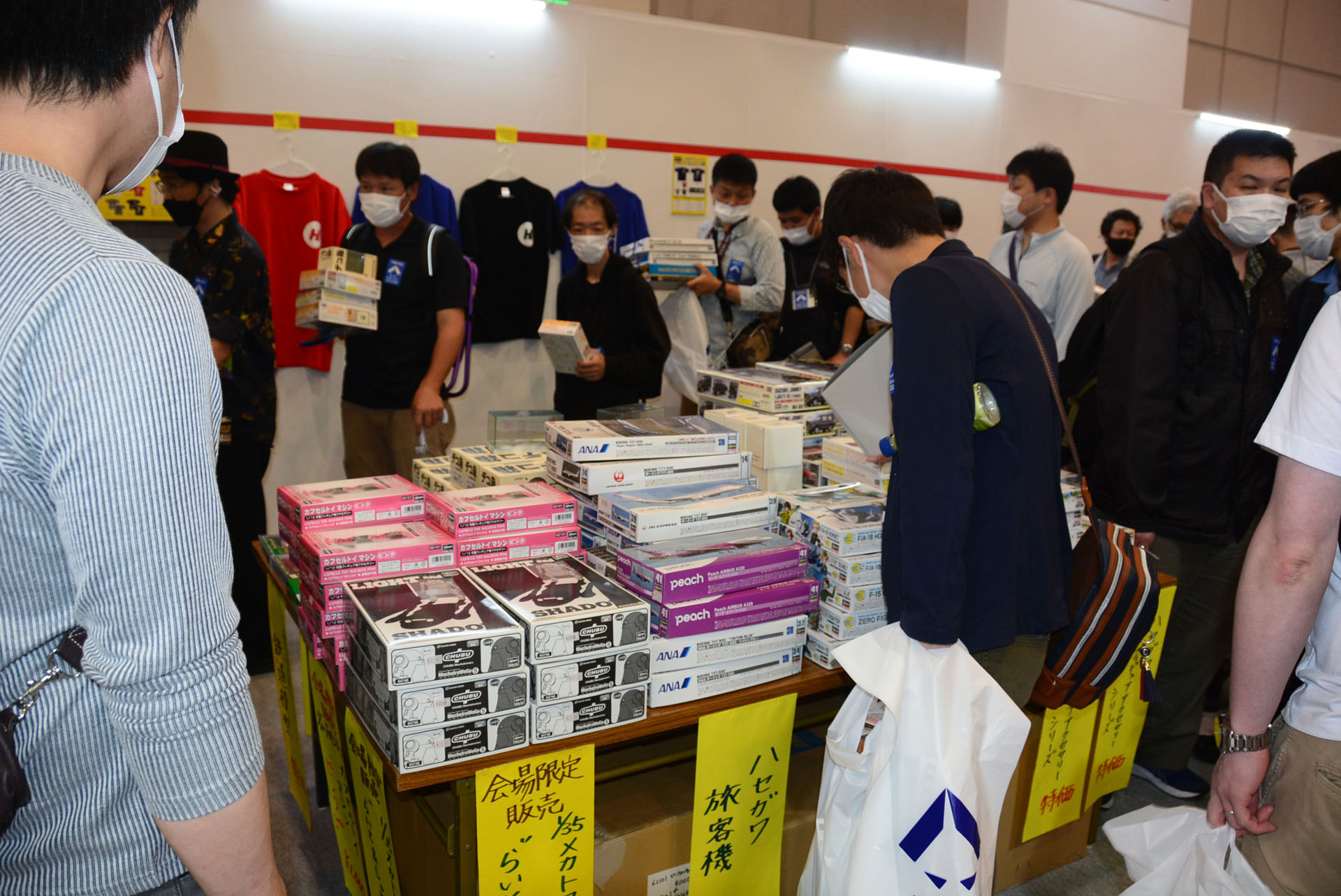 各社の物販は大きな魅力だ