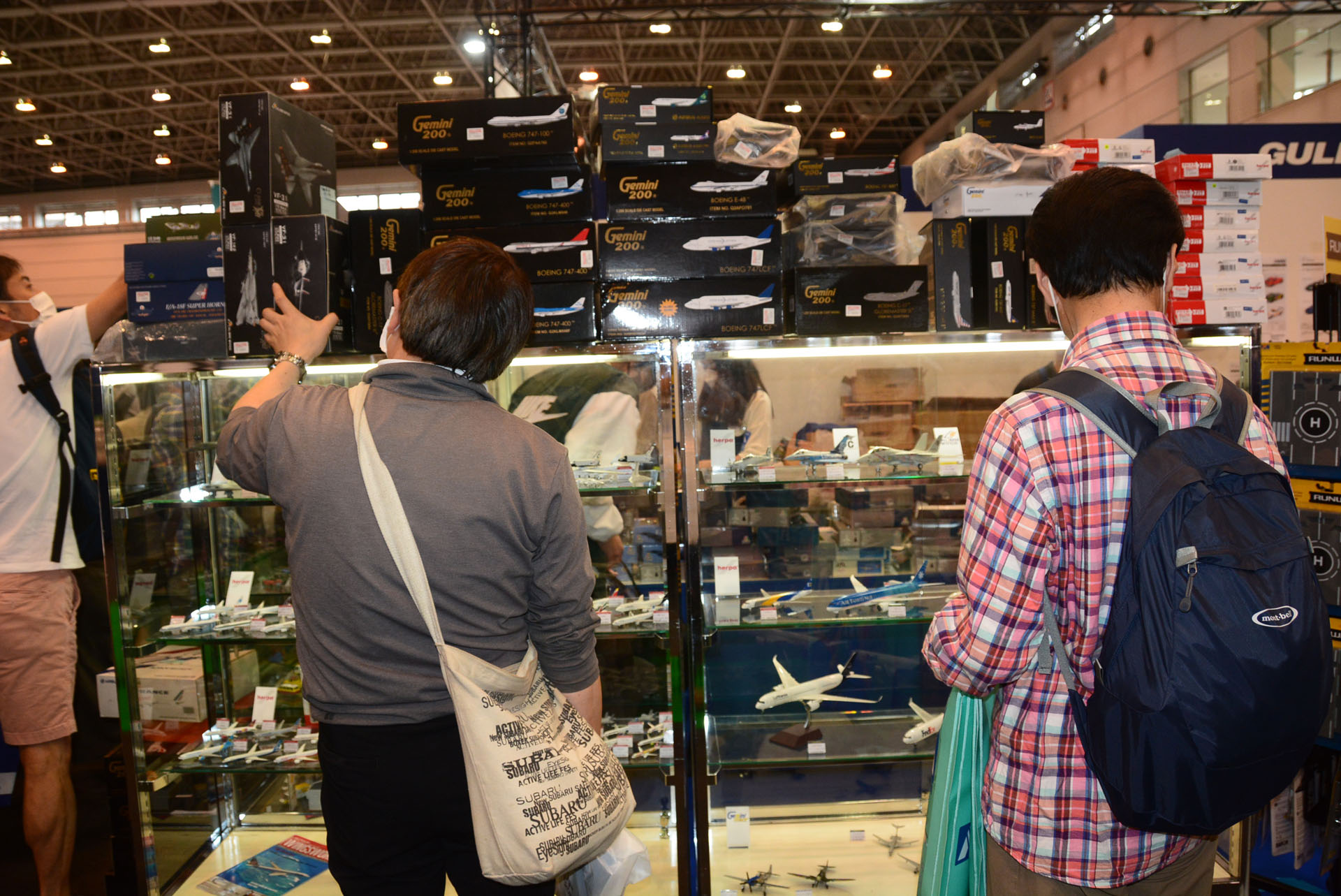 各社の物販は大きな魅力だ