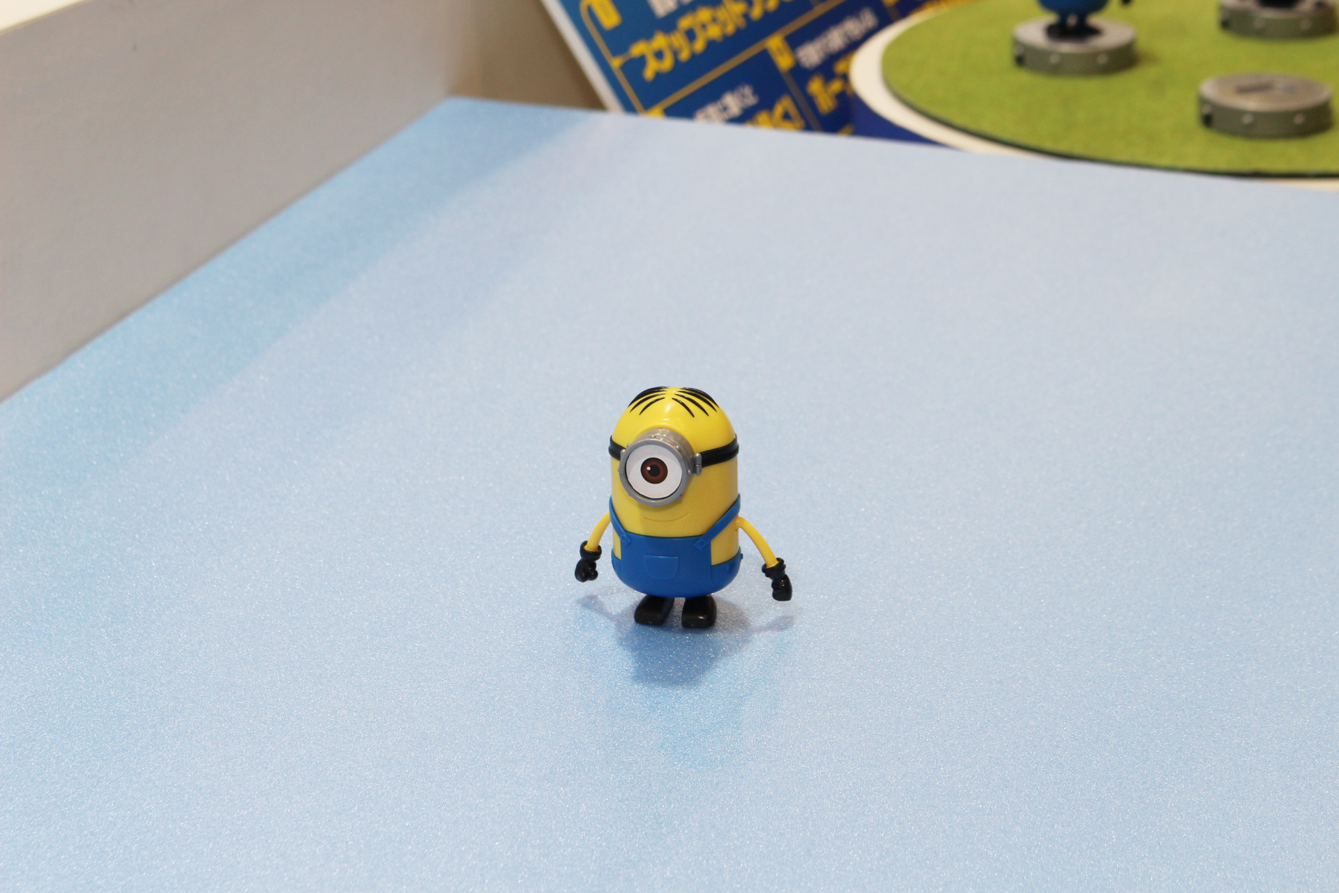 足が振り子のように前後に動く設計で、坂道に置くとトコトコと歩き出す。腕を前後に動かすことでバランスが取れる