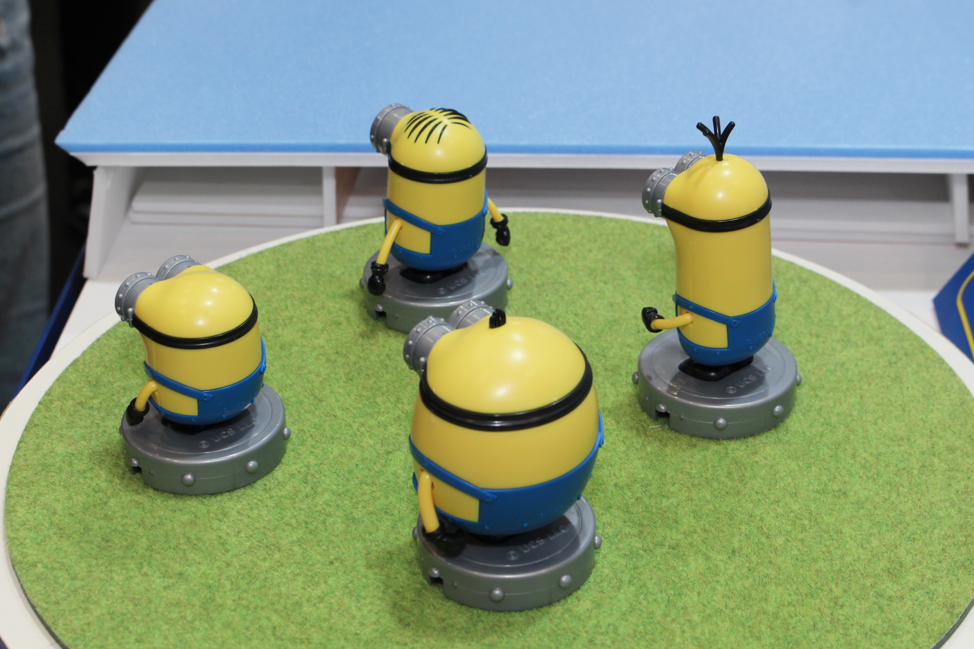 それぞれには共通の台座が付属。並べて楽しめる