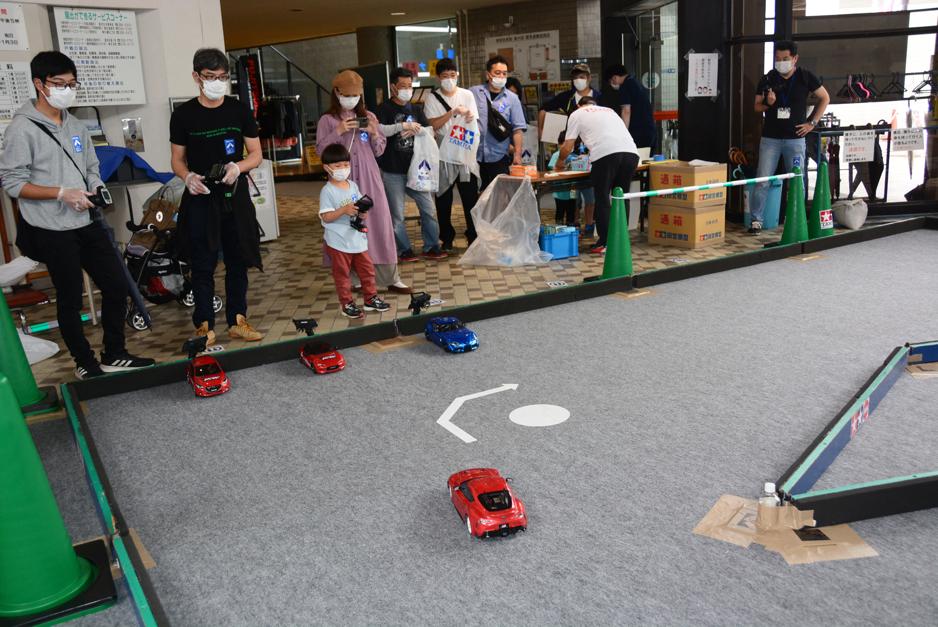 本格的なオンロードマシンでしっかりショートコースを周回できる「トライ!!トヨタRCスクール」