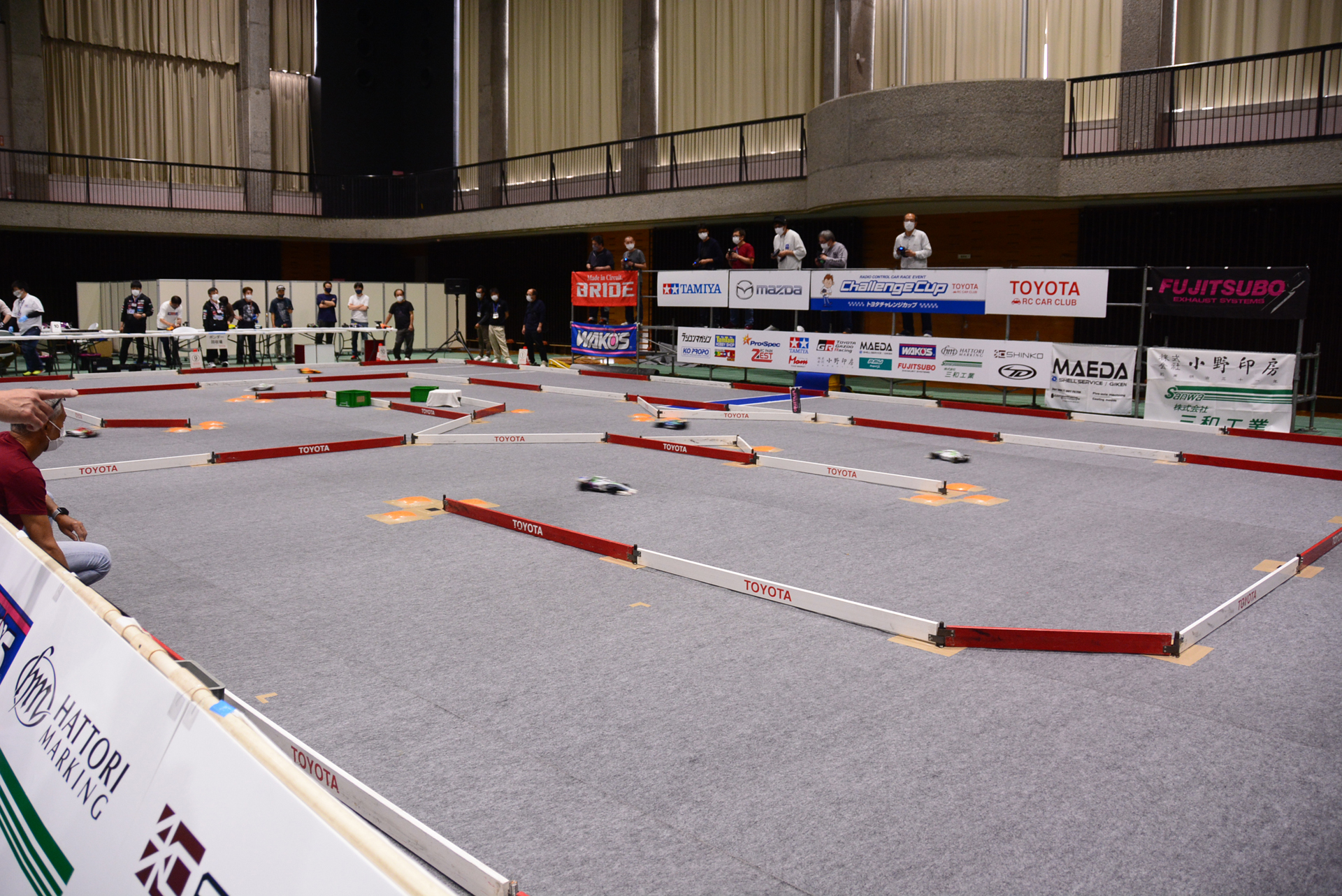 体育館がまるまるRCレースコースとピットコーナーに。かなりリッチなレース場だ