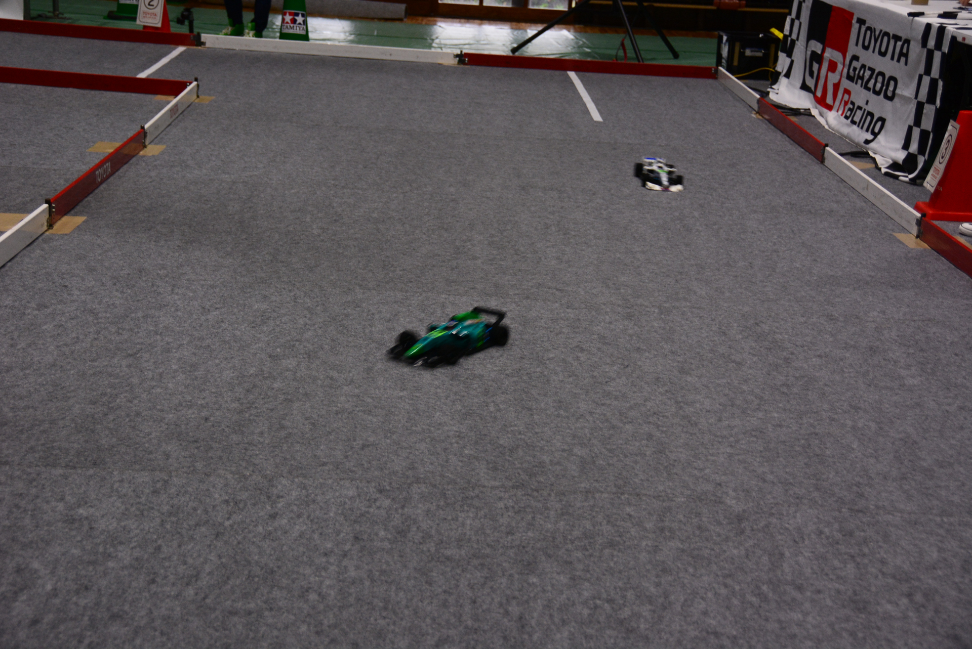 体育館がまるまるRCレースコースとピットコーナーに。かなりリッチなレース場だ