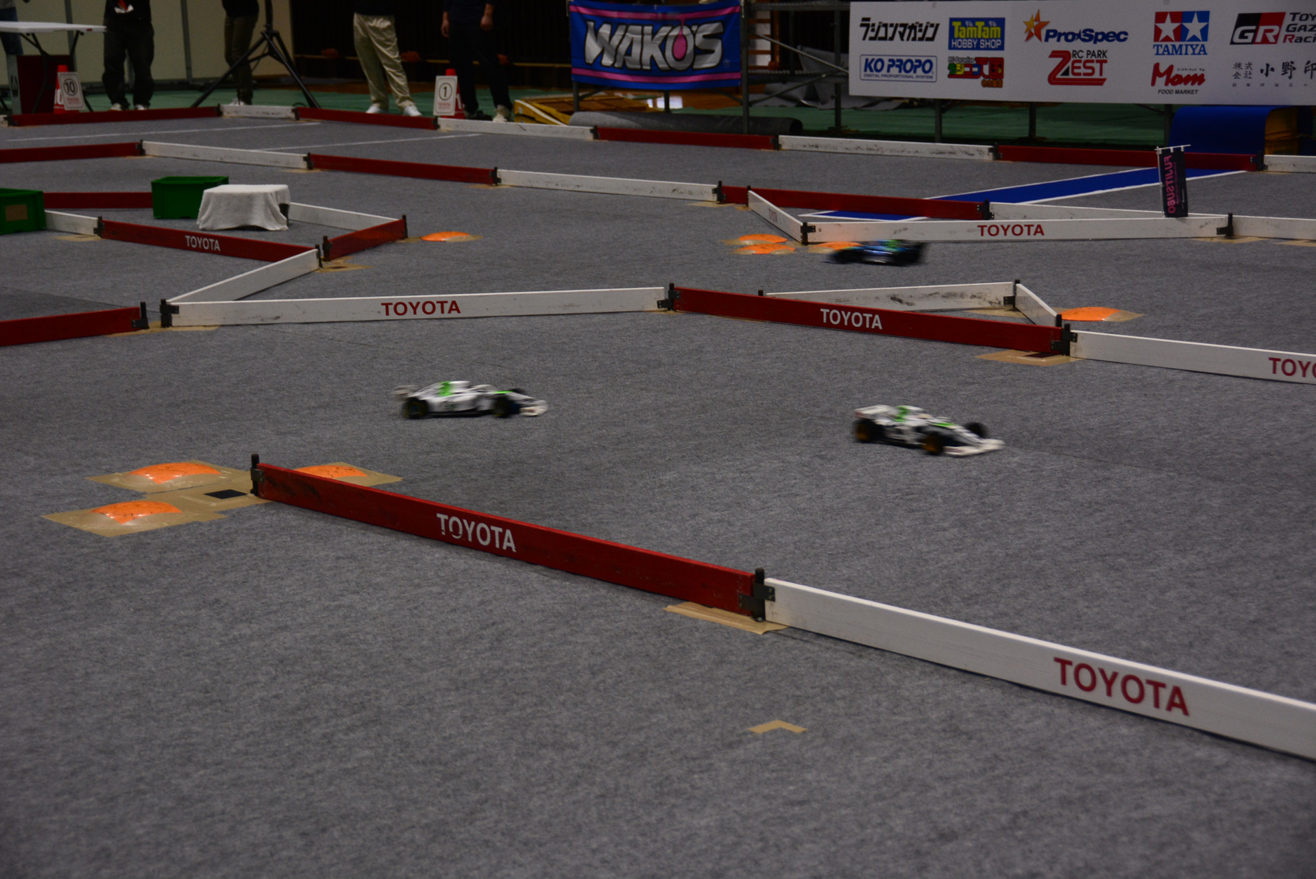 体育館がまるまるRCレースコースとピットコーナーに。かなりリッチなレース場だ