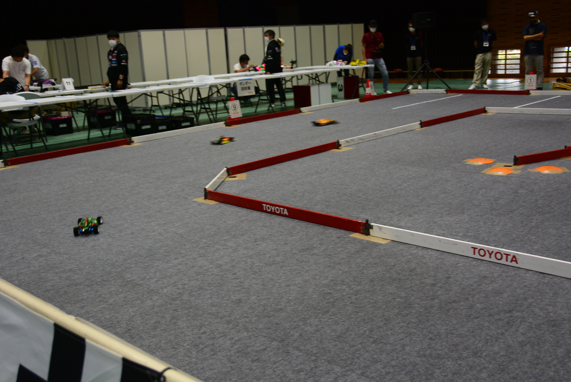 体育館がまるまるRCレースコースとピットコーナーに。かなりリッチなレース場だ