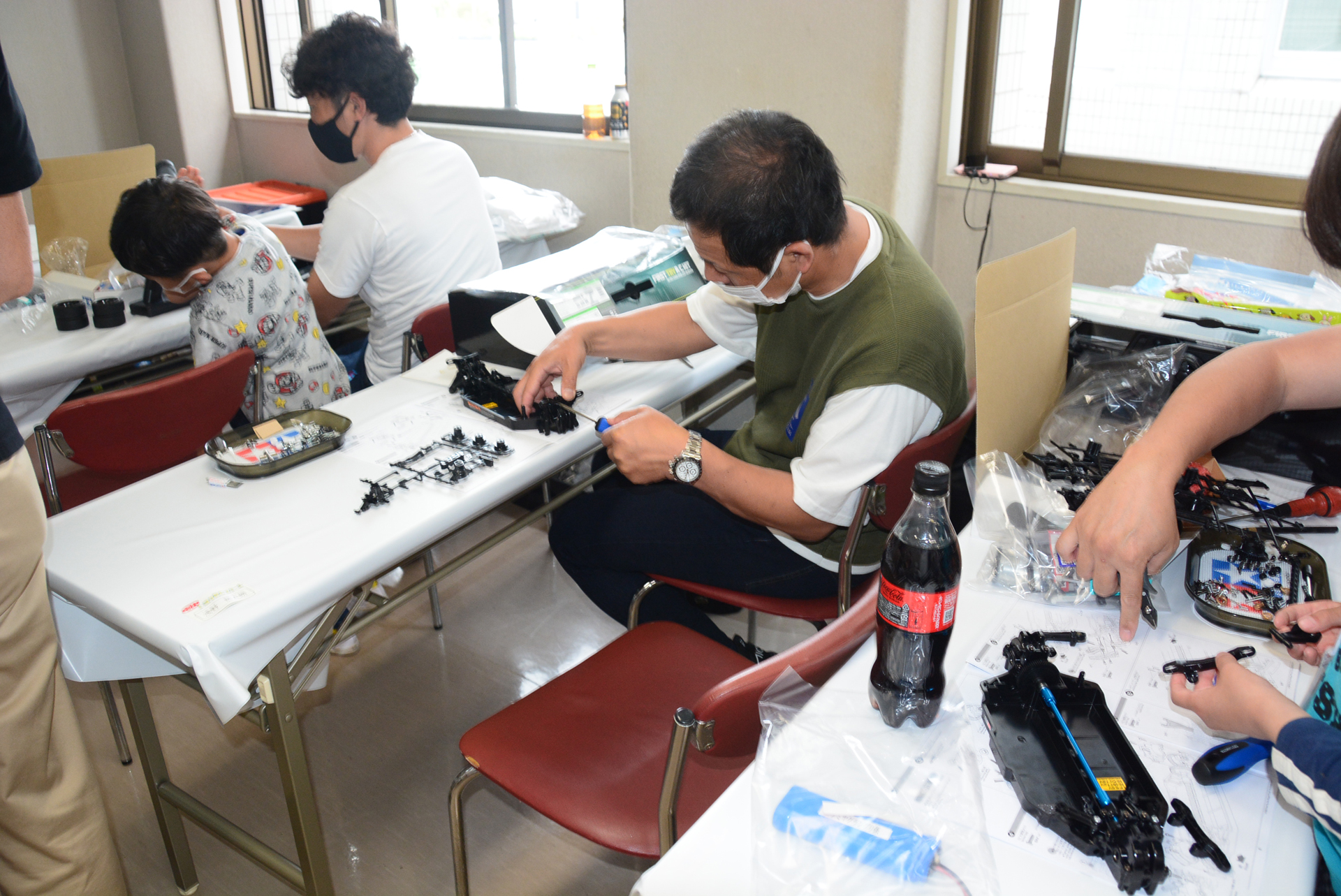 事前申し込みが必要で、「トヨタ GR スープラ（ファーストトライ RCキット/オンロードカータイプTT-02シャーシ）」の組み立てに親子で挑戦できる「トライ!!トヨタRCスクール」