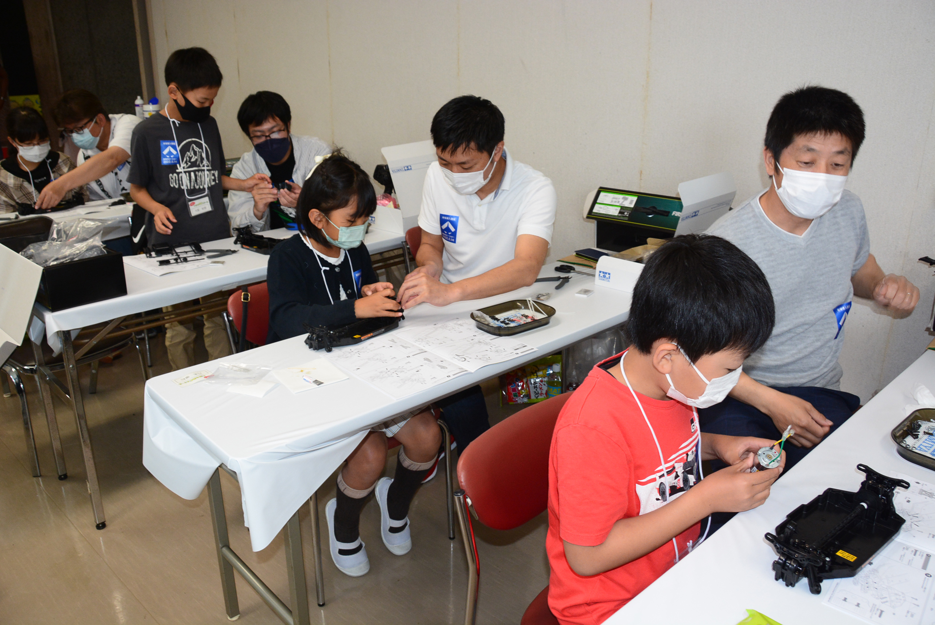 事前申し込みが必要で、「トヨタ GR スープラ（ファーストトライ RCキット/オンロードカータイプTT-02シャーシ）」の組み立てに親子で挑戦できる「トライ!!トヨタRCスクール」