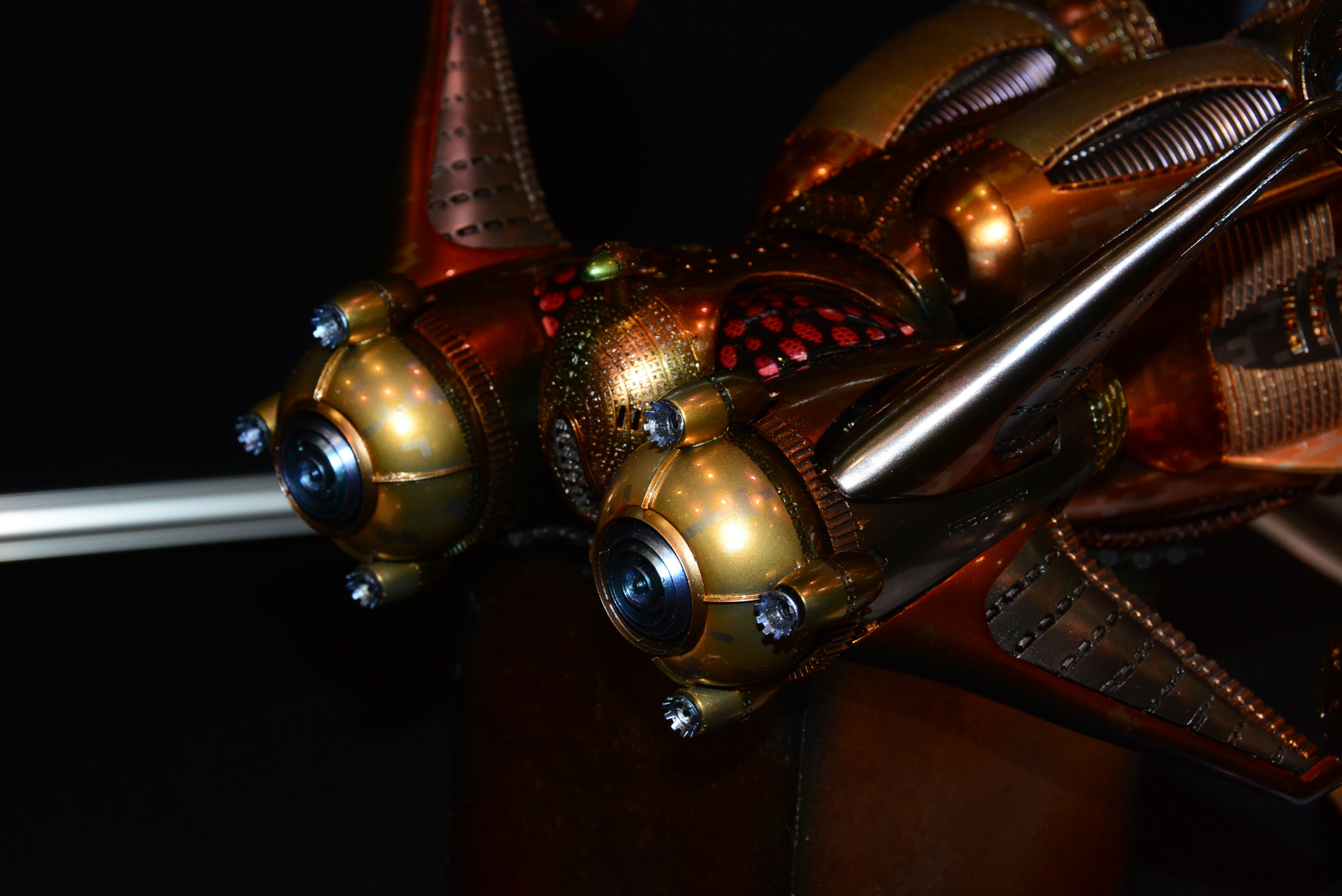 曲線が主体の地球の乗り物とはかけ離れたデザイン。真鍮のような色合いがその不気味さを際立たせている