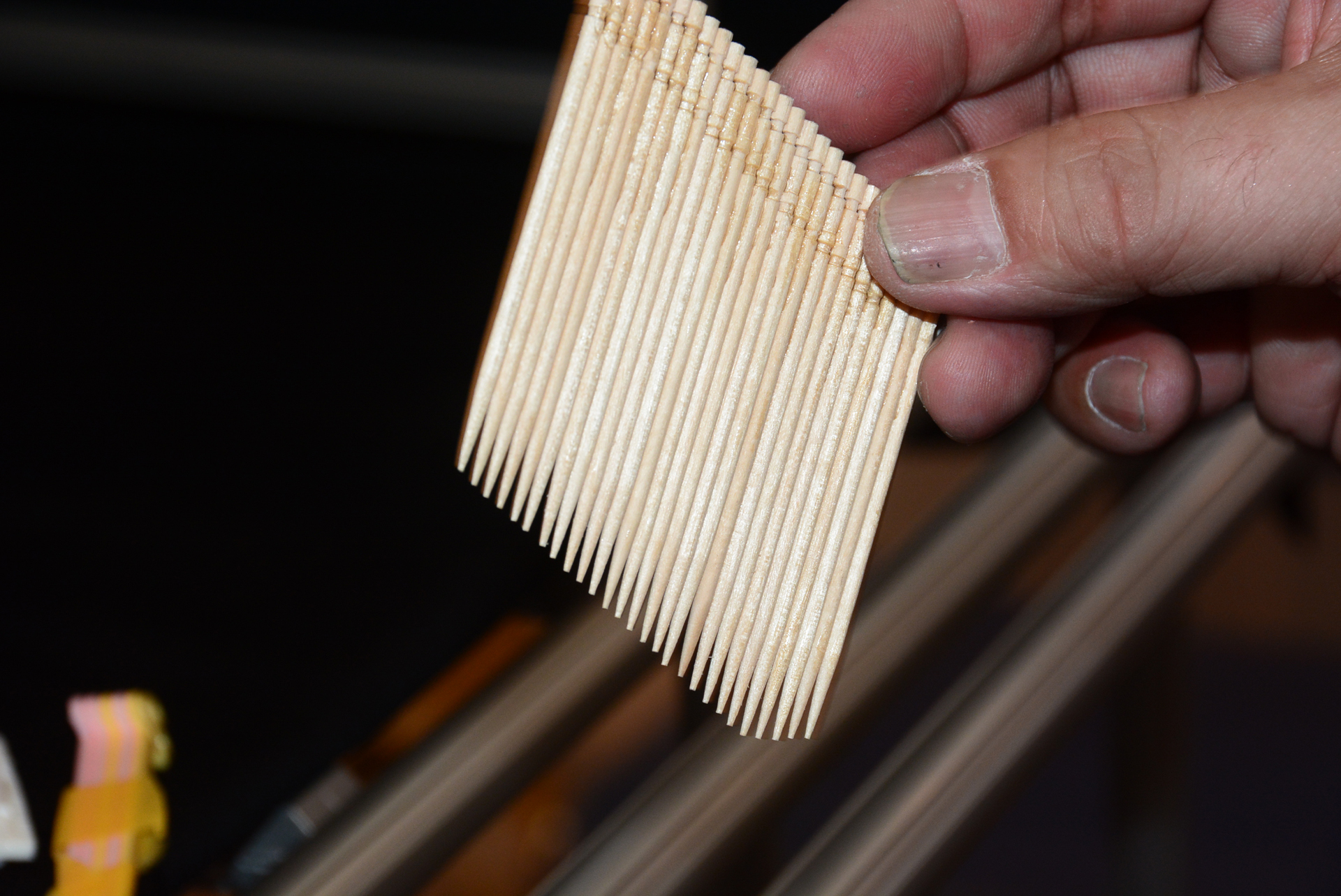 翼部分は楊枝を束ねてカットしている