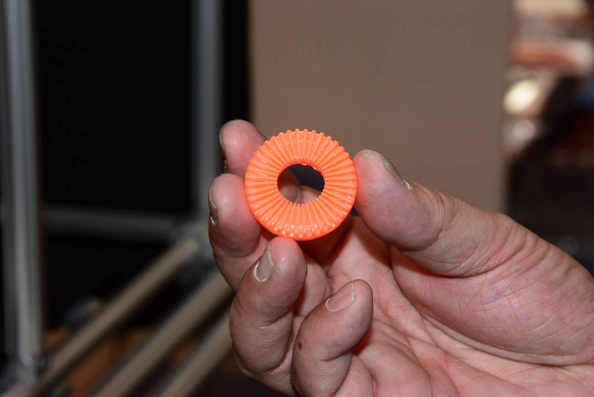 他にも意外なパーツを流用。今回、「ネタばらし」としてこういった部品を持ってきている。ダイソーなどで買い集めるとのこと