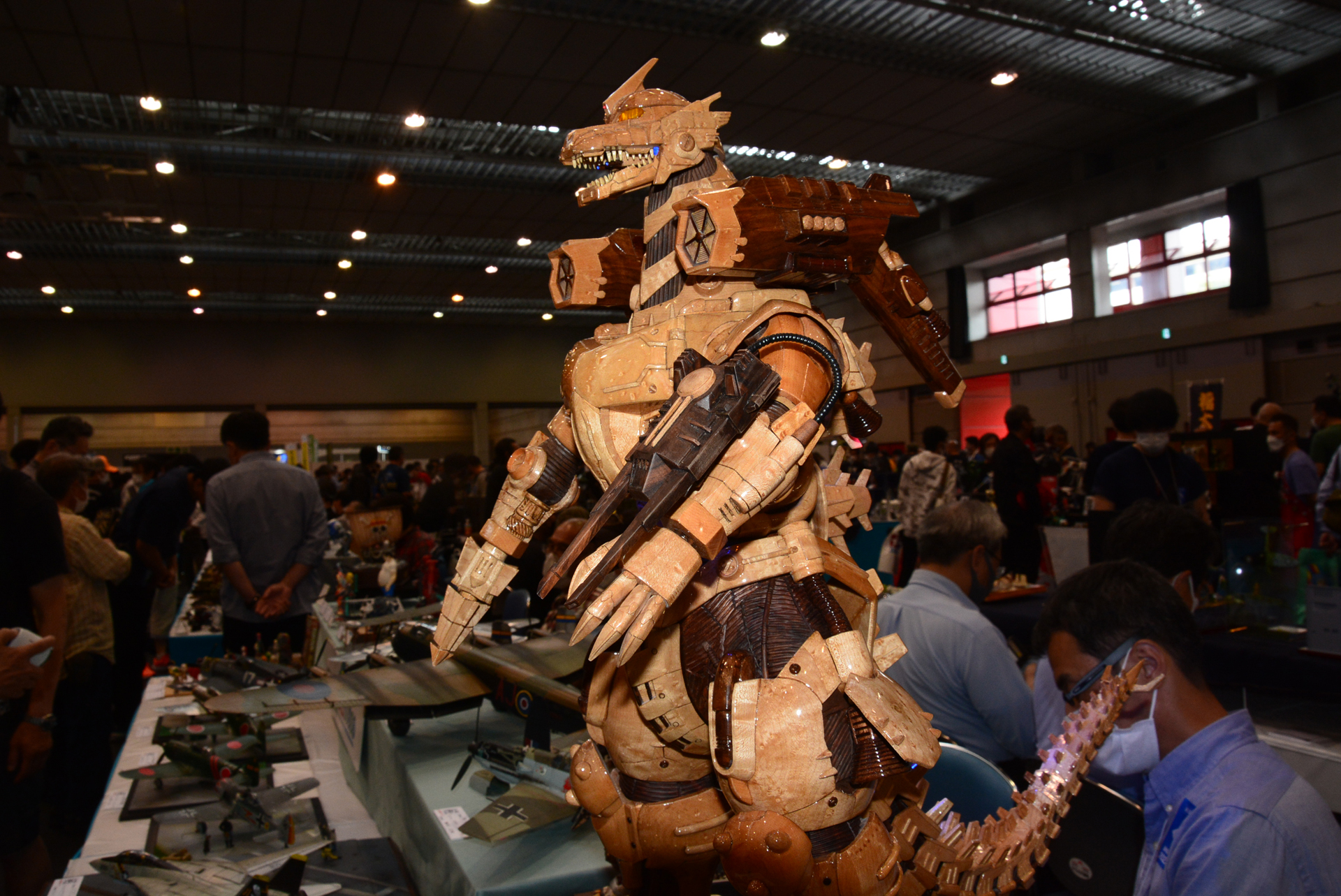 メカゴジラを木で表現。周囲の人と較べるとその大きさがわかる