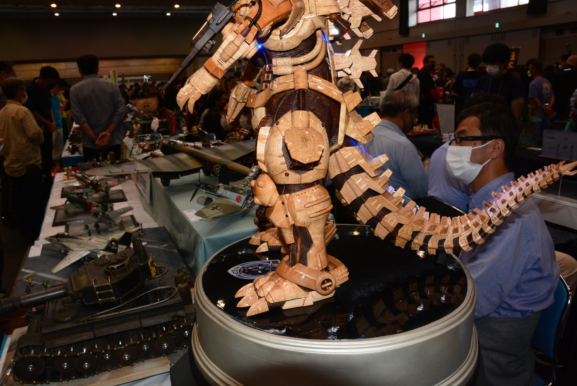 メカゴジラを木で表現。周囲の人と較べるとその大きさがわかる