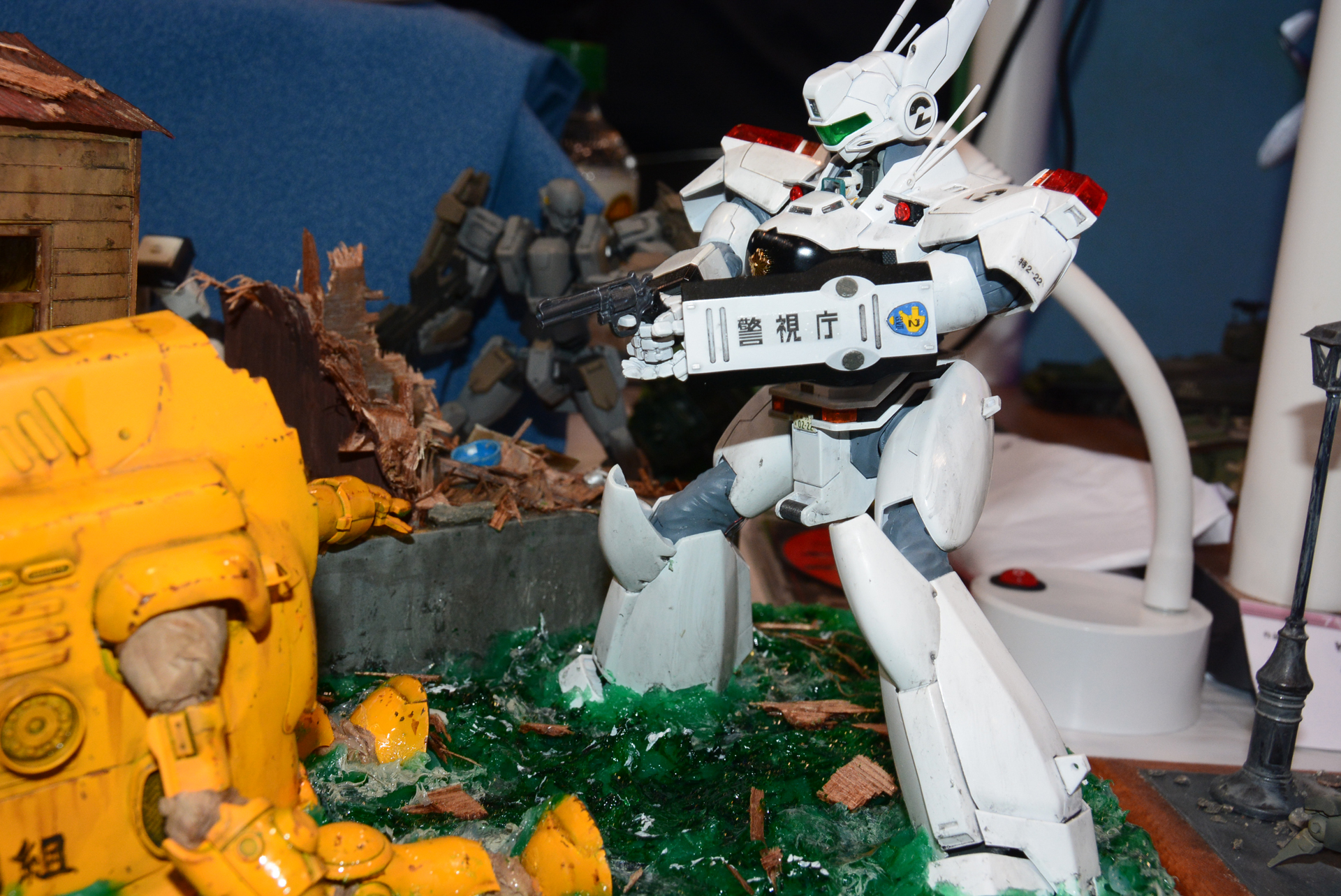 首元から太田の顔が見える。腰を落とし銃を構える姿がカッコイイ