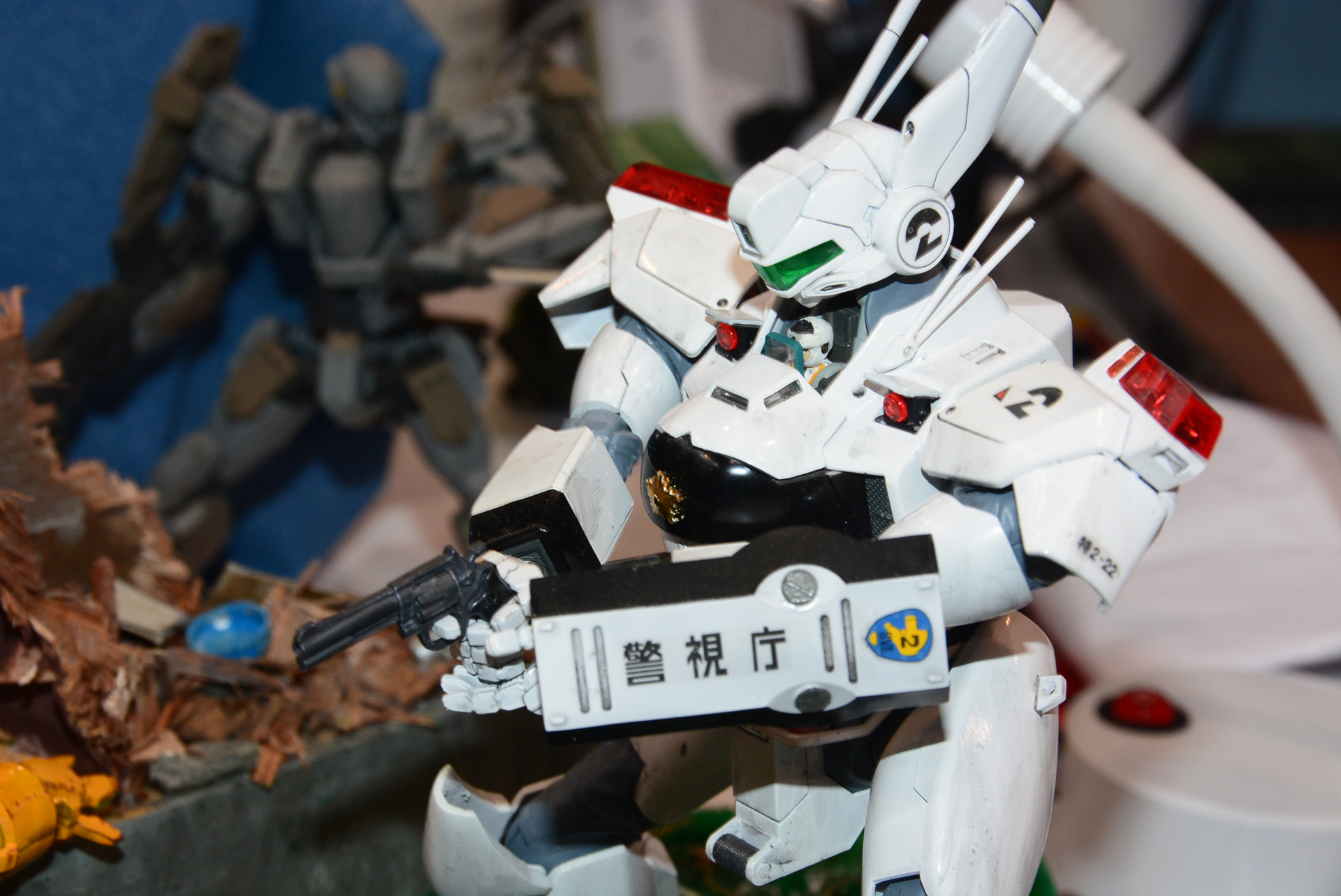 首元から太田の顔が見える。腰を落とし銃を構える姿がカッコイイ