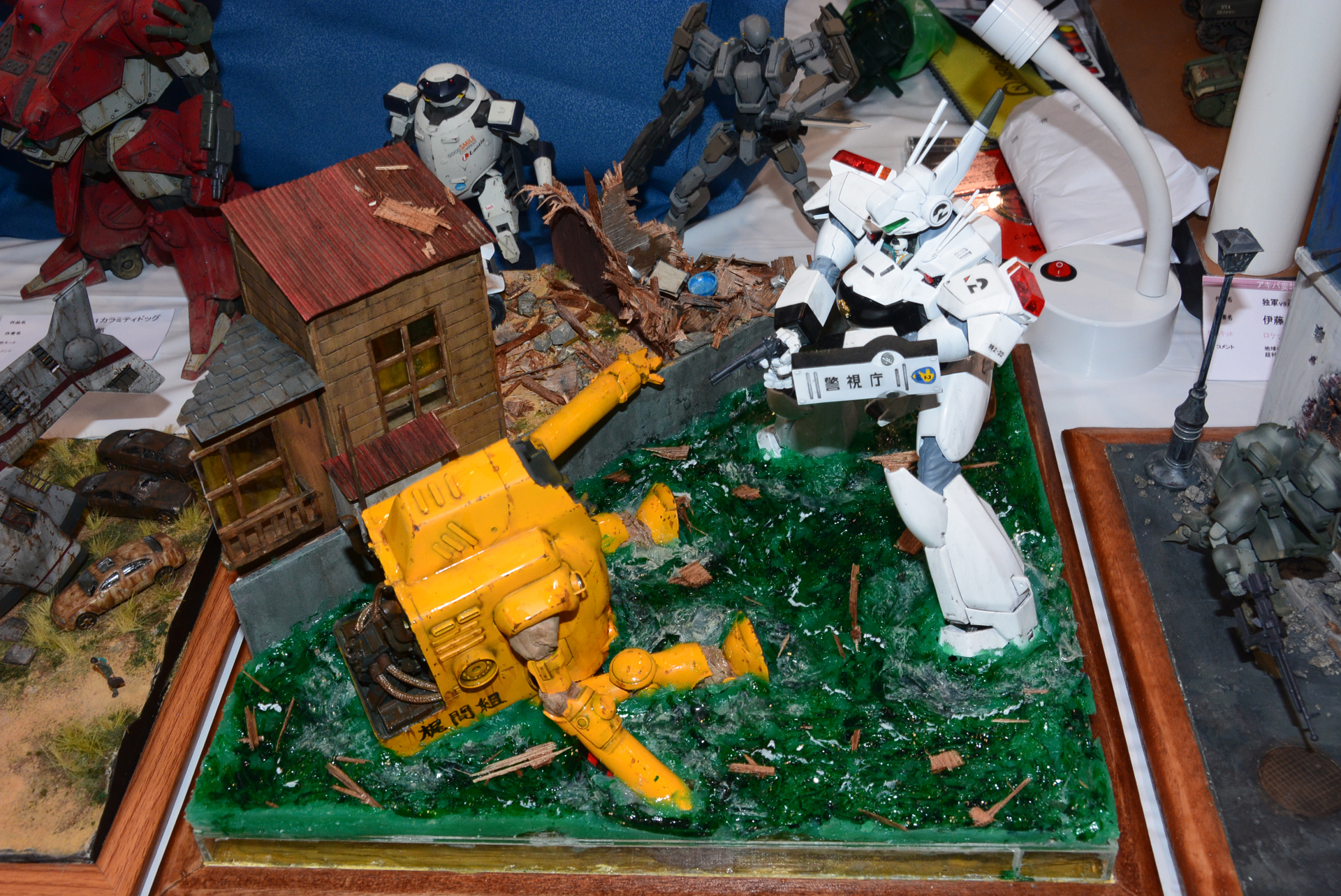 壊れた古い家屋。太田機とタイラントはもみ合って川に落ちてしまったのだ