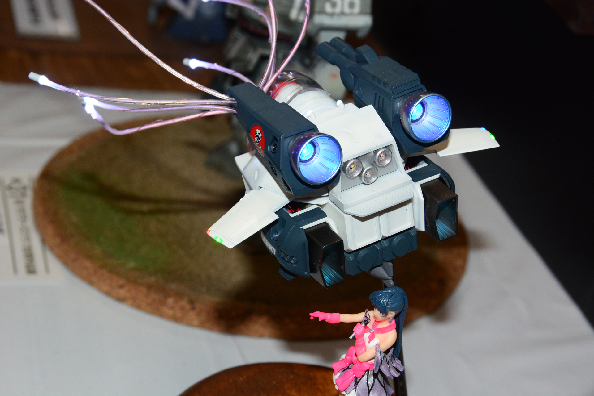 バーニアは光るだけでなく点滅し、噴出のすさまじさを表現