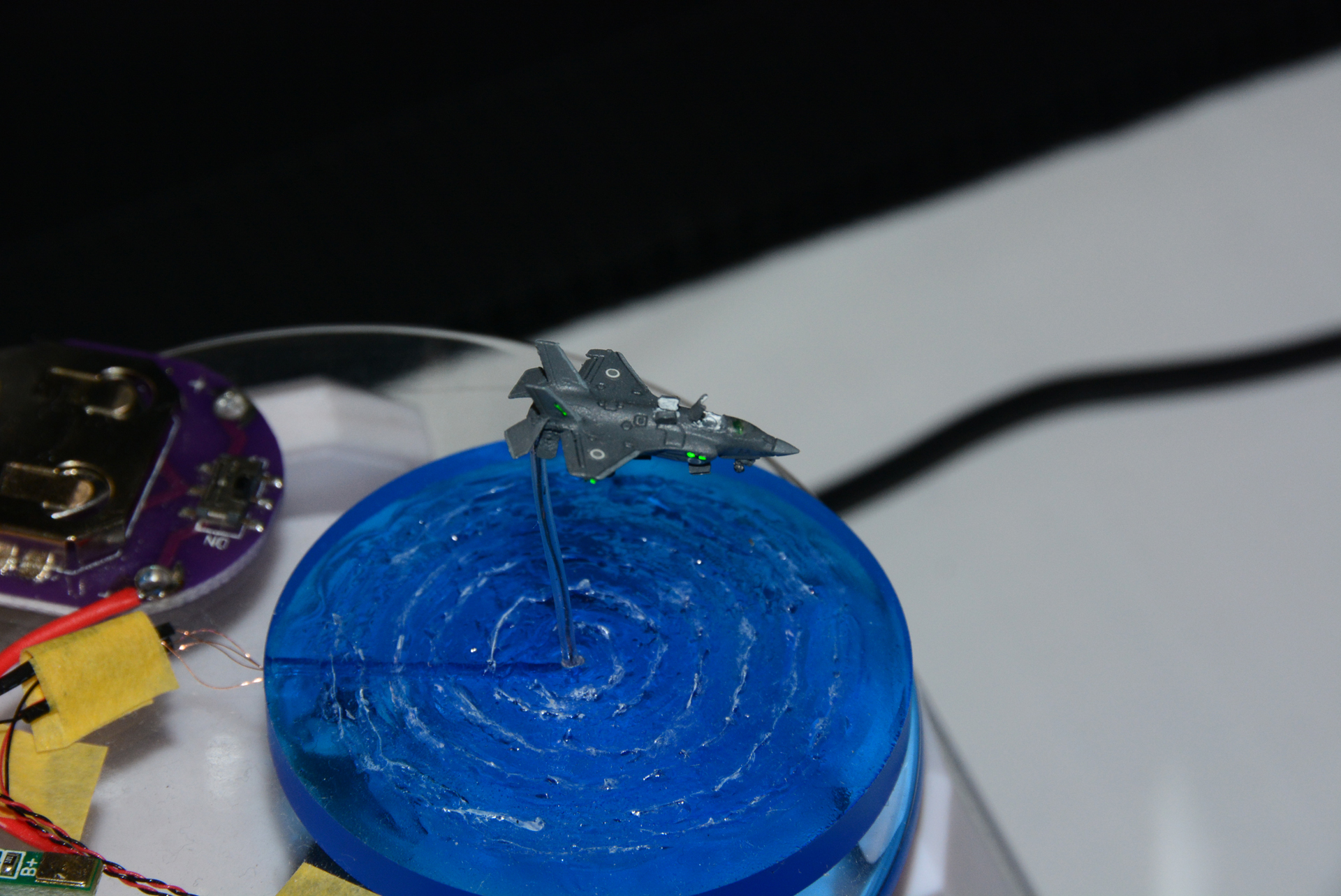 指先サイズのF-35B。緑の輝点は極小のLEDだ