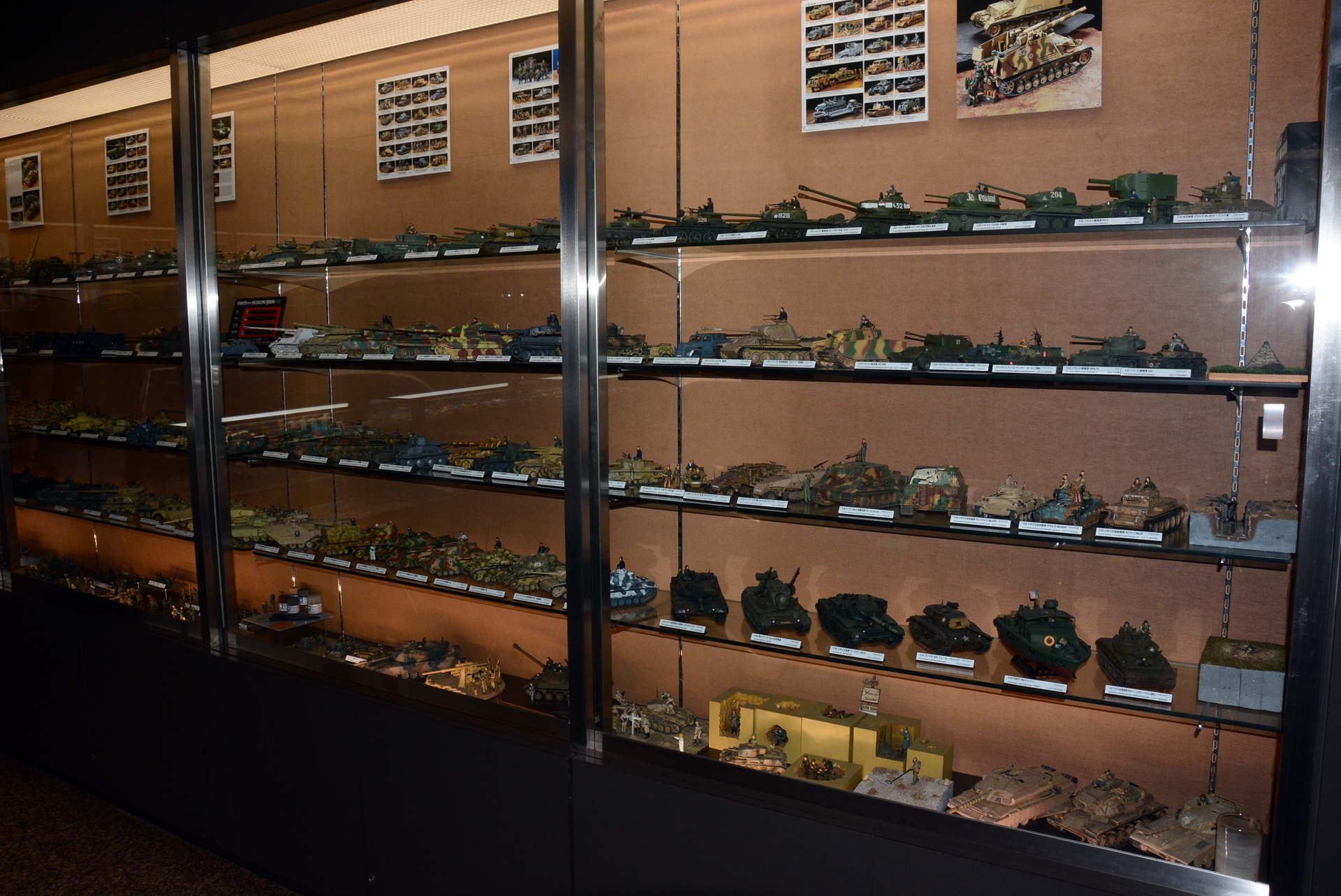 タミヤの販売製品がずらりと並べられたショールーム