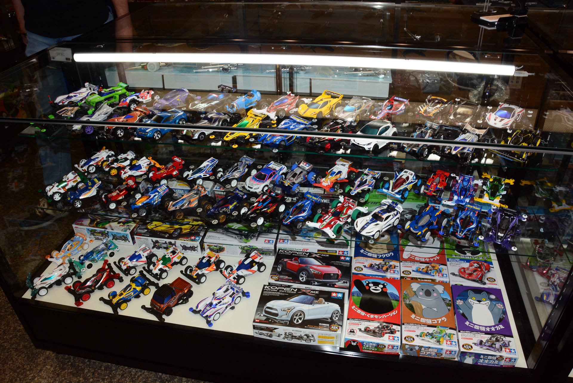 ミニ四駆はその派手なカラーリングで目を惹く_