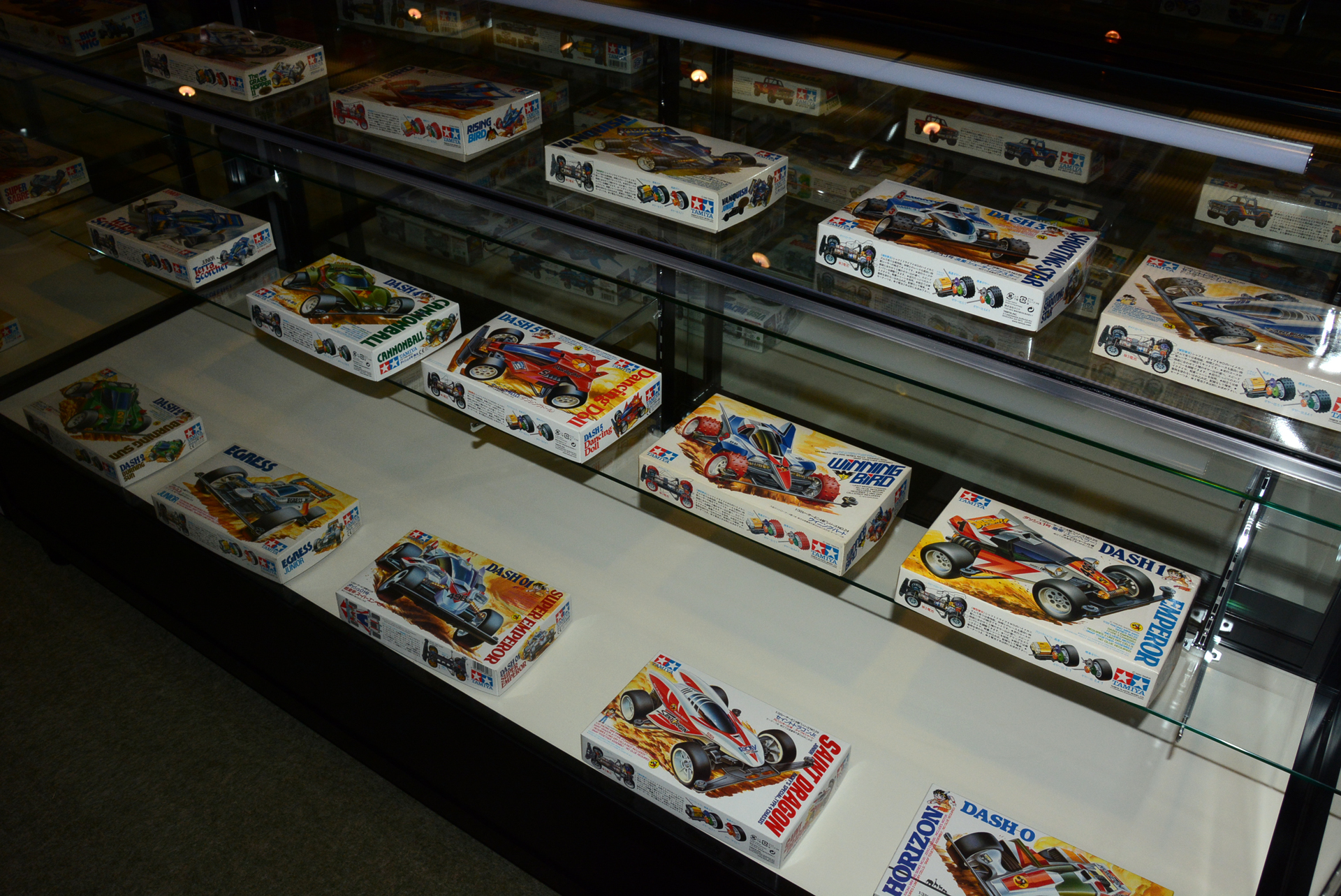 様々な世代に懐かしさを感じさせるミニ四駆のパッケージ