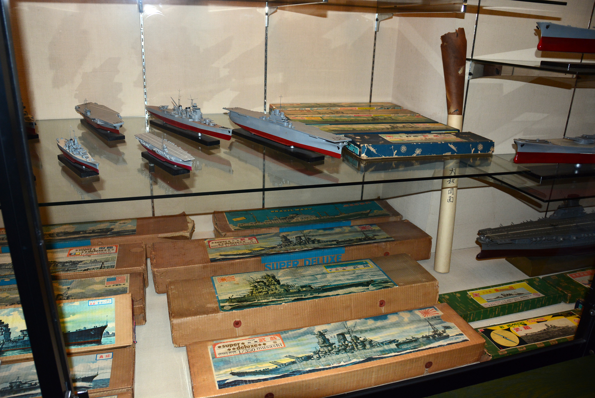 木製の模型。箱も歴史的価値がある