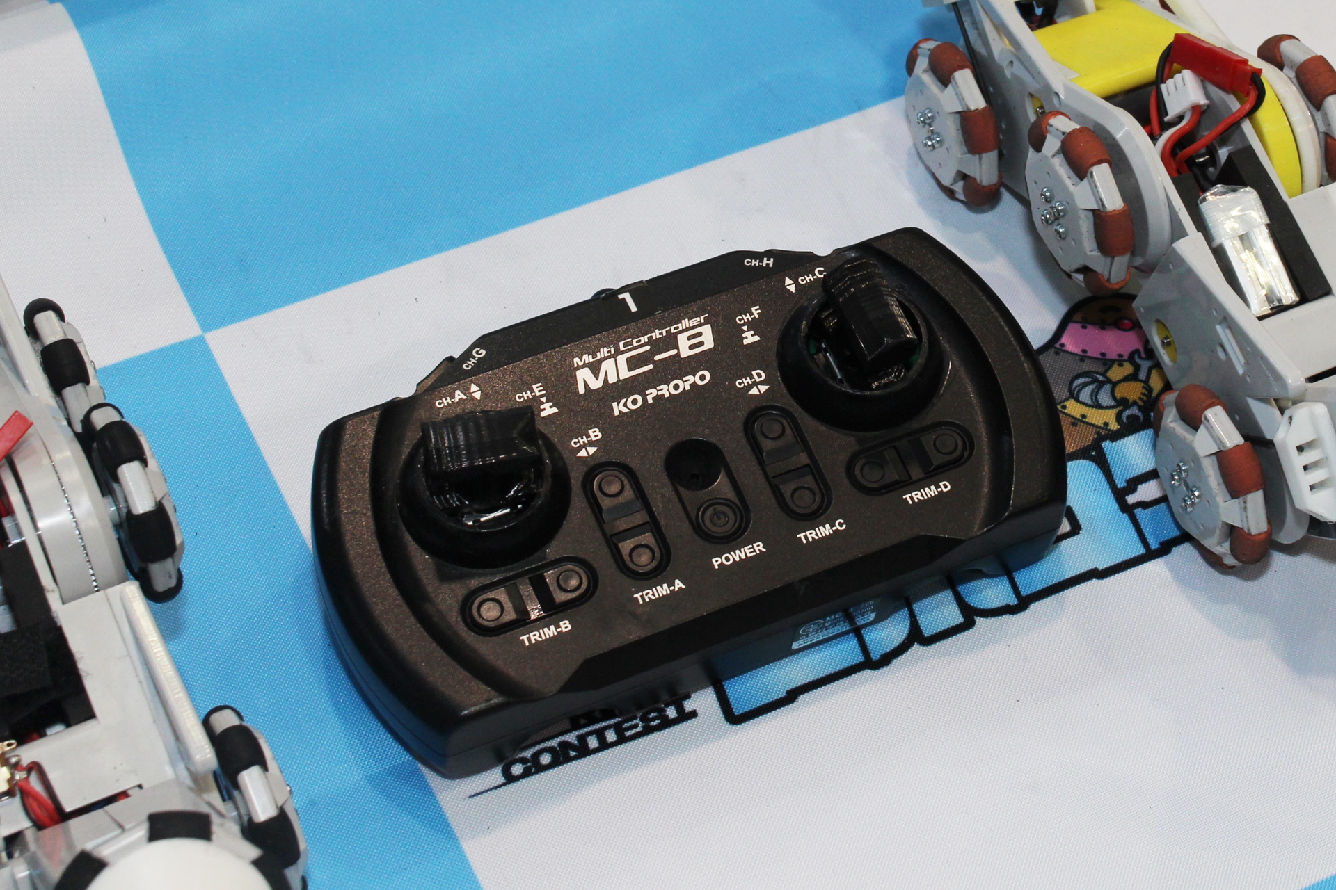 専用の送信機。左のレバーで前後進、右のレバーで本体をパイプ内で回転させる