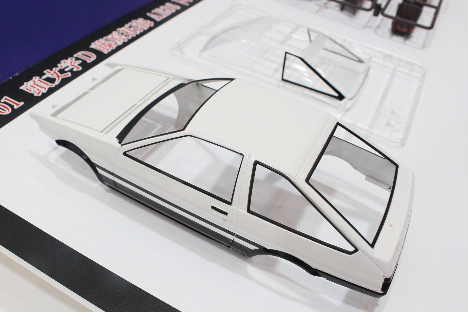 ボディ、内装、シャーシなど、実車と同じ質感で塗装されている