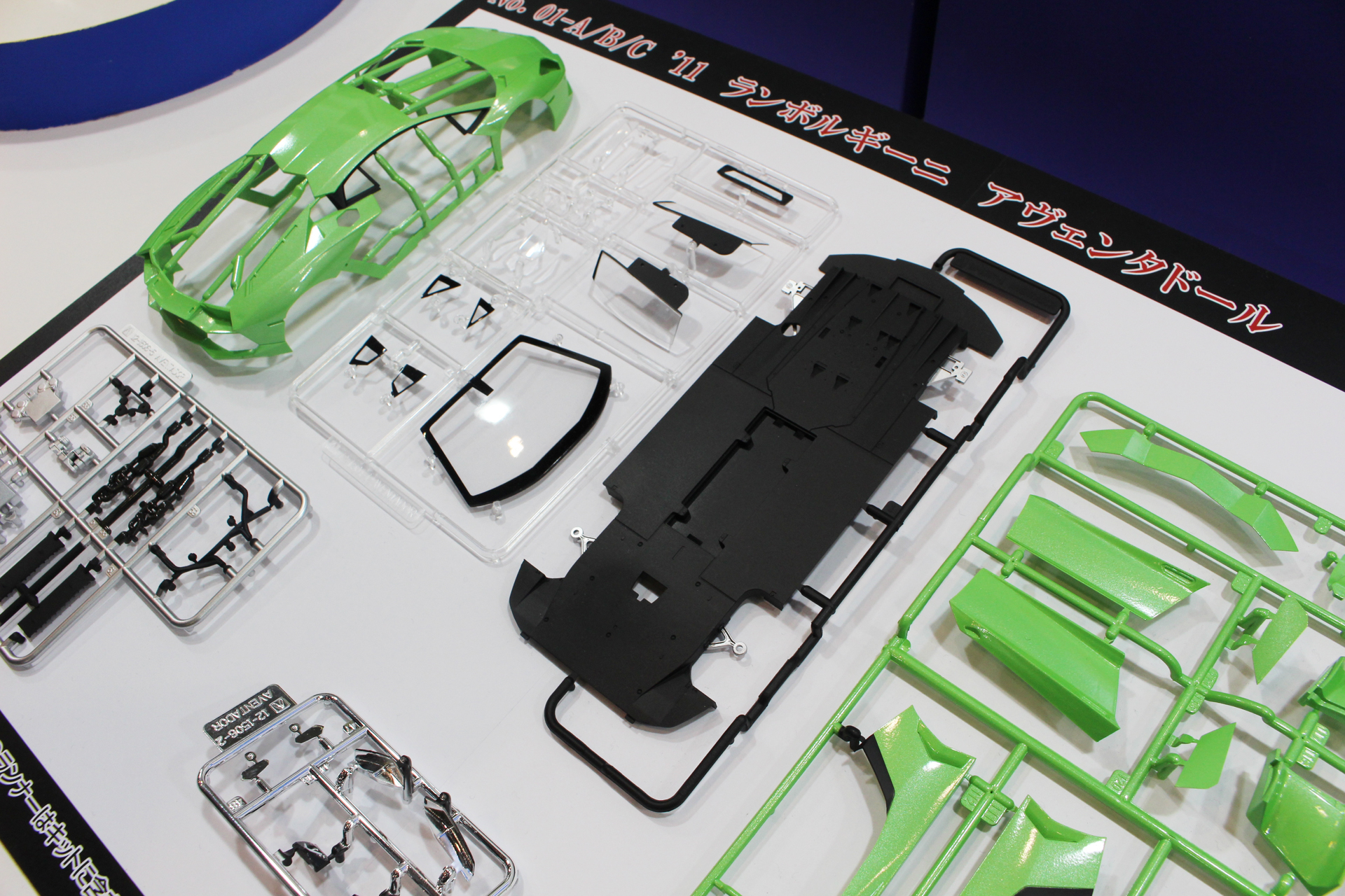 「'11 ランボルギーニ アヴェンタドール」は9月発売予定。価格は各6,380円（税込）