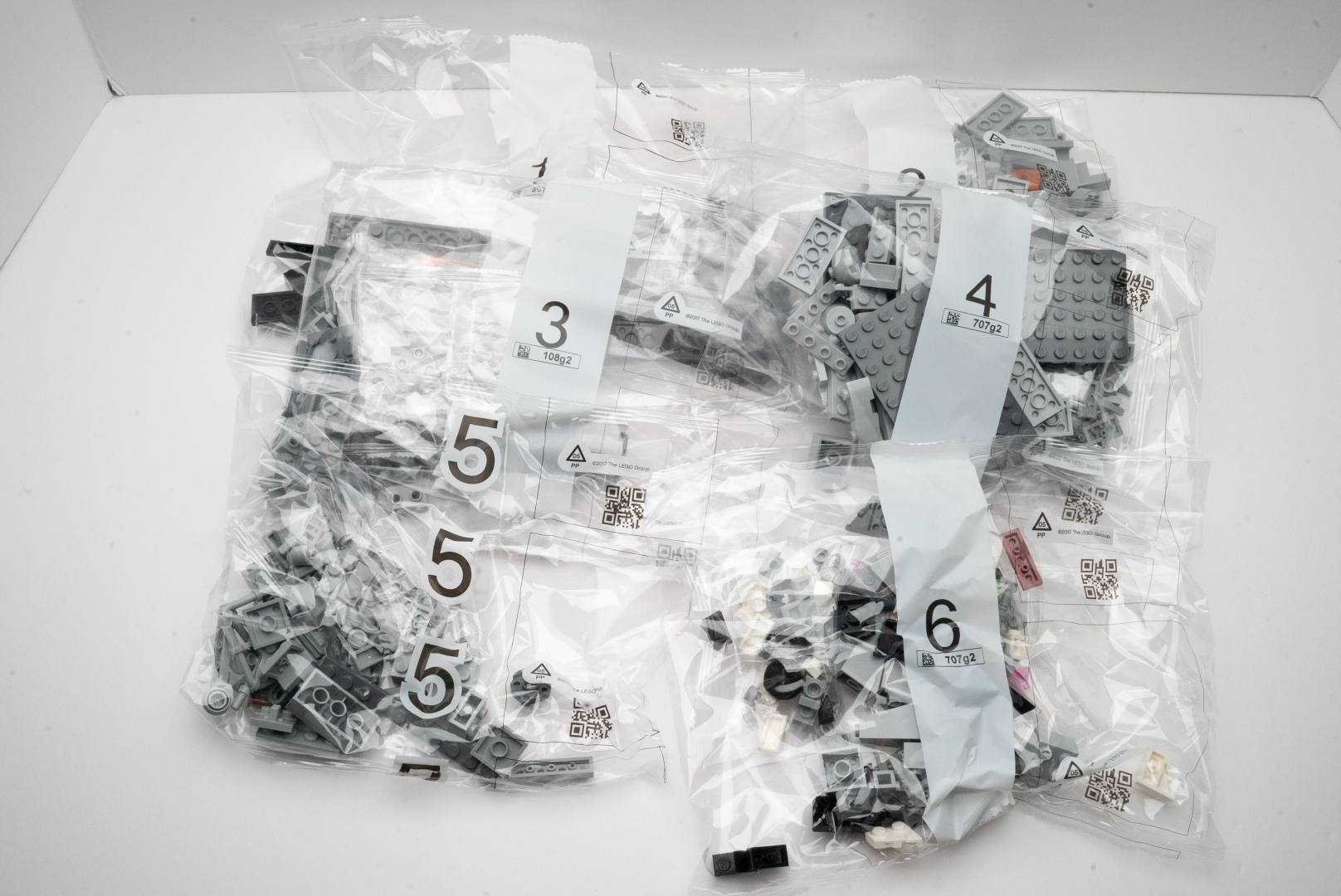 パーツは6個の袋に分かれておりボリューム満点。大型プレートはジオラマベース用だ