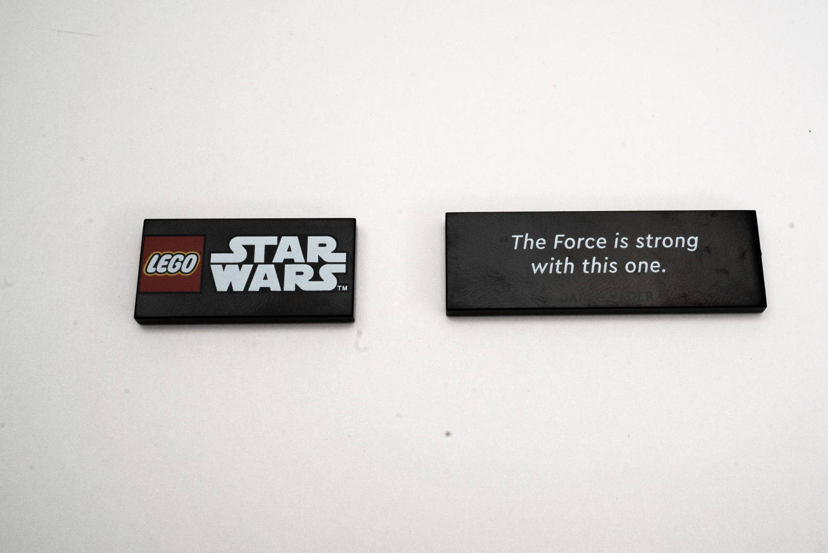 タイルパーツが雰囲気を盛り上げる。「the force is strong with this one」は「コイツはフォースが強い！」といった内容で、ルークのパワーにベイダーが驚かされるシーンを再現しているのだろう