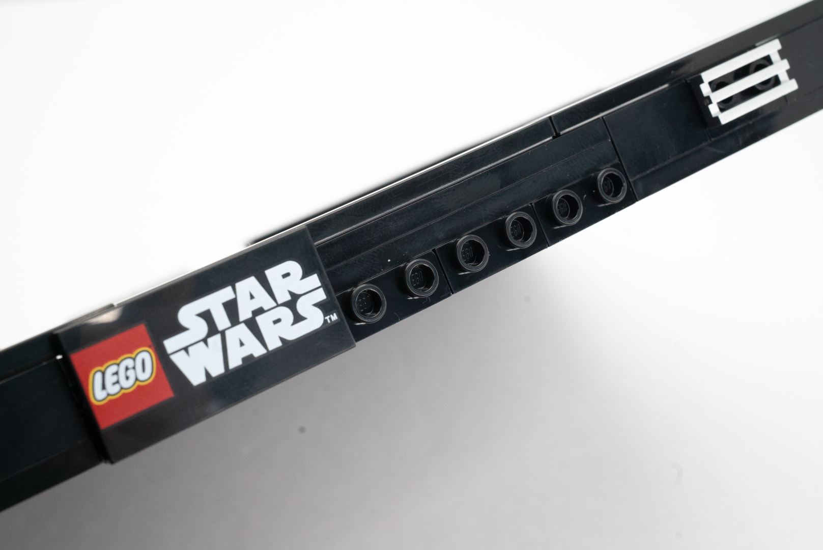 タイルパーツが雰囲気を盛り上げる。「the force is strong with this one」は「コイツはフォースが強い！」といった内容で、ルークのパワーにベイダーが驚かされるシーンを再現しているのだろう