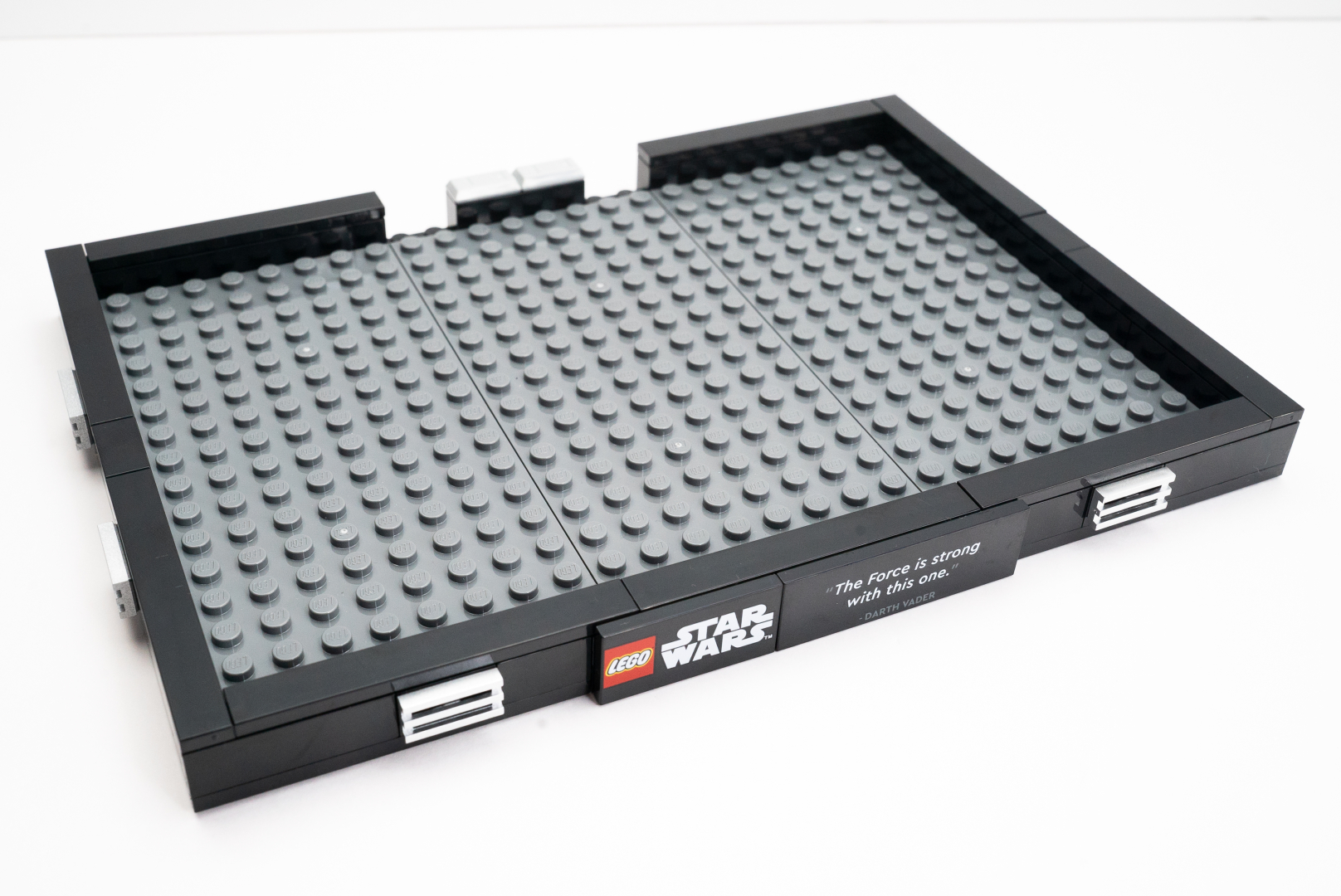 袋1とベースプレート3枚で、ジオラマベースが完成。後ろの一部が欠けているのは、あとで側面の壁を作るためだ