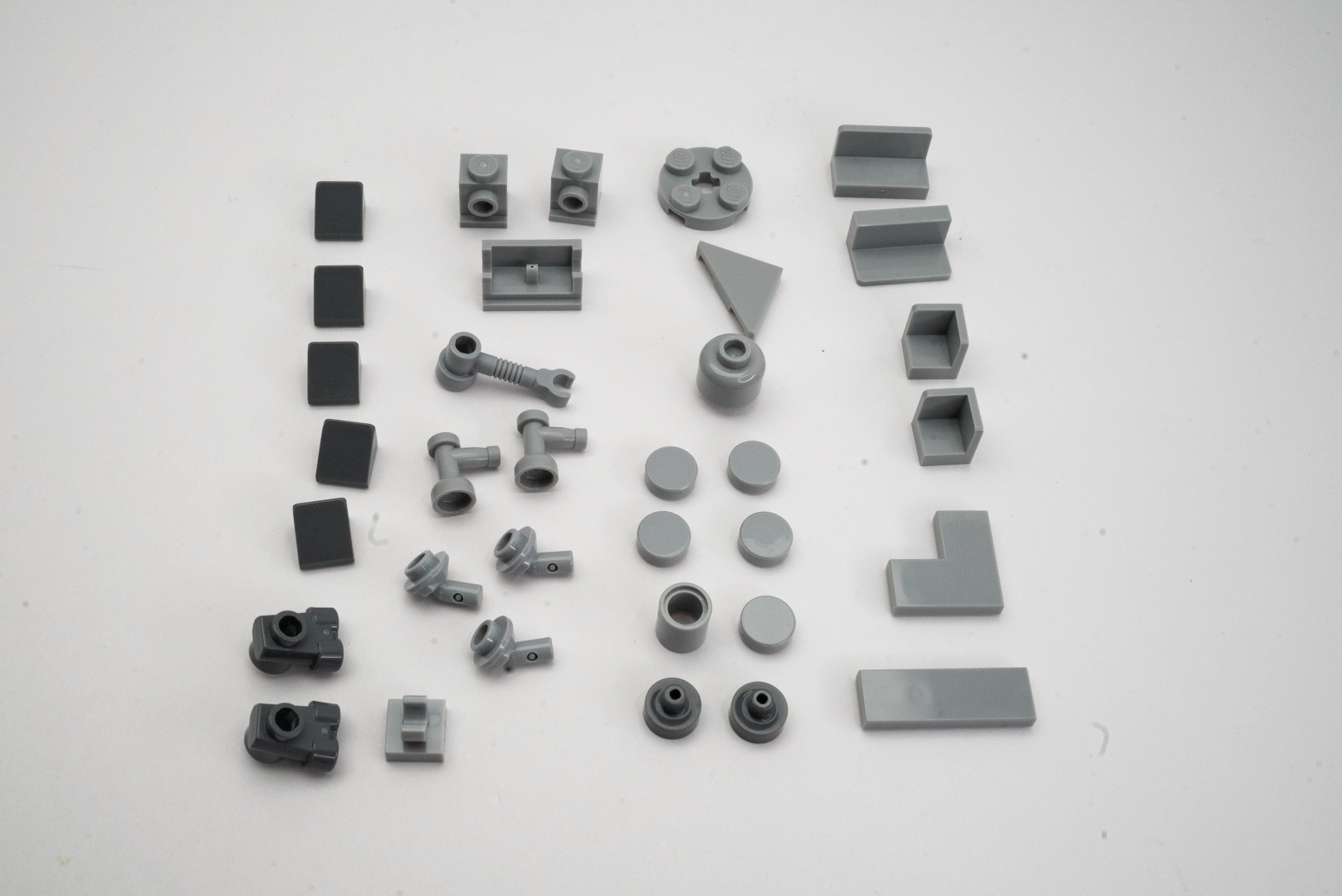 袋2の内容は、とにかく細かい。面白いのは、2×2サイズのドーム型をしたパーツが3種も使われていること。これは、ワンパターンなディテールを許さないという合図か？