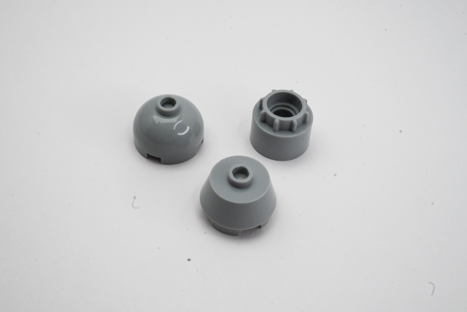 袋2の内容は、とにかく細かい。面白いのは、2×2サイズのドーム型をしたパーツが3種も使われていること。これは、ワンパターンなディテールを許さないという合図か？