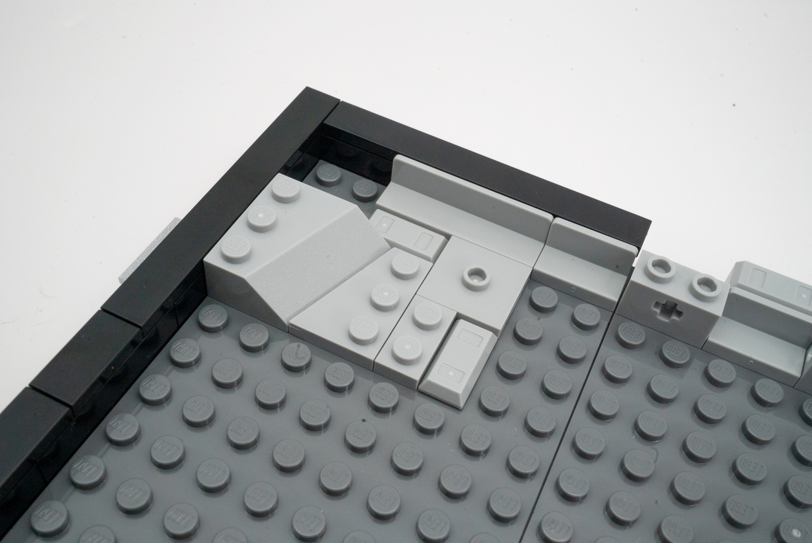 斜めにカットされたウエッジのブロックとプレートパーツを組み合わせることで、斜め段差を表現しているのが面白い