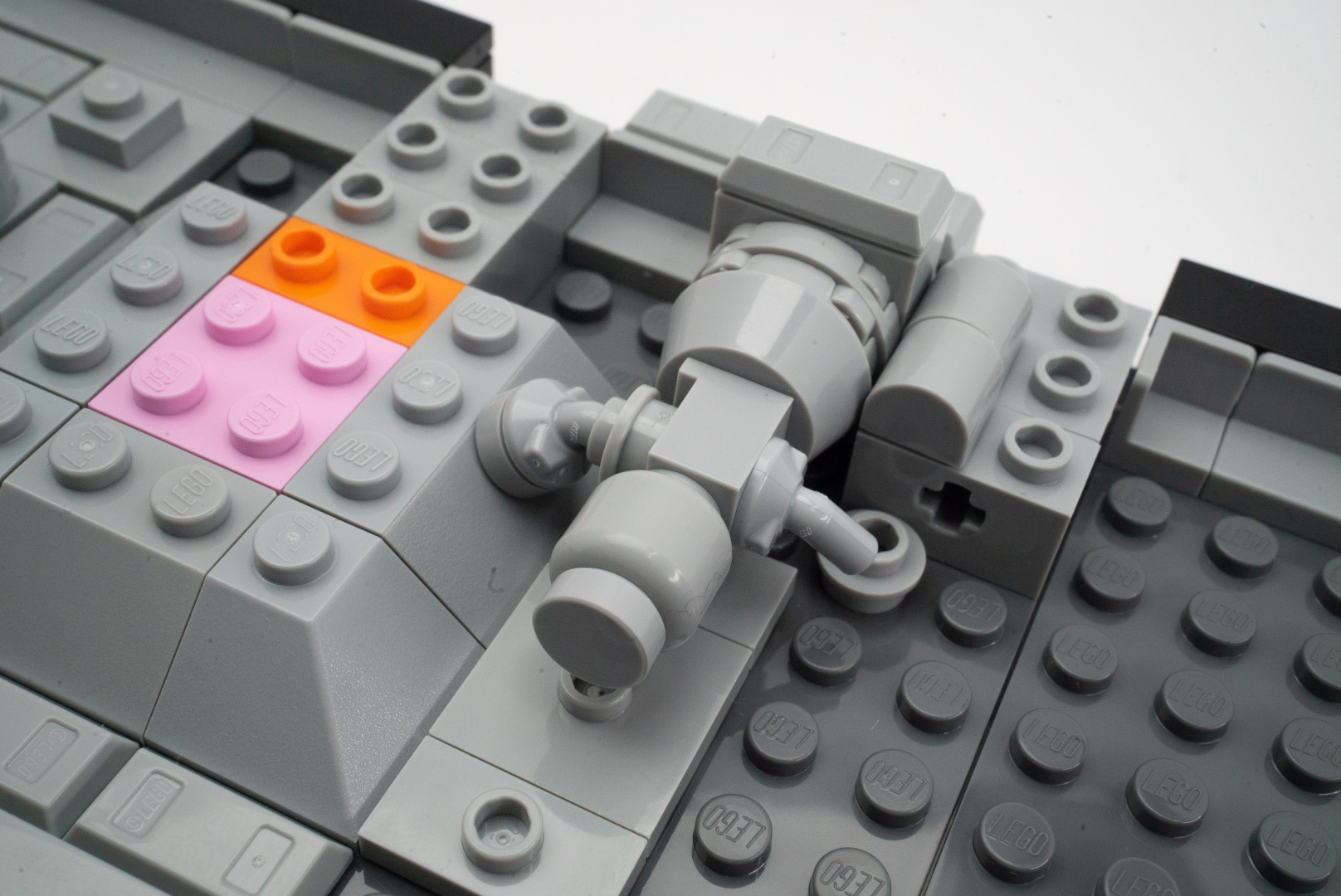 「何かのドロイド？」みたいに組まれたユニットだが、ベースに組み込むことで複雑なディテールをしたパイプのようになっていく