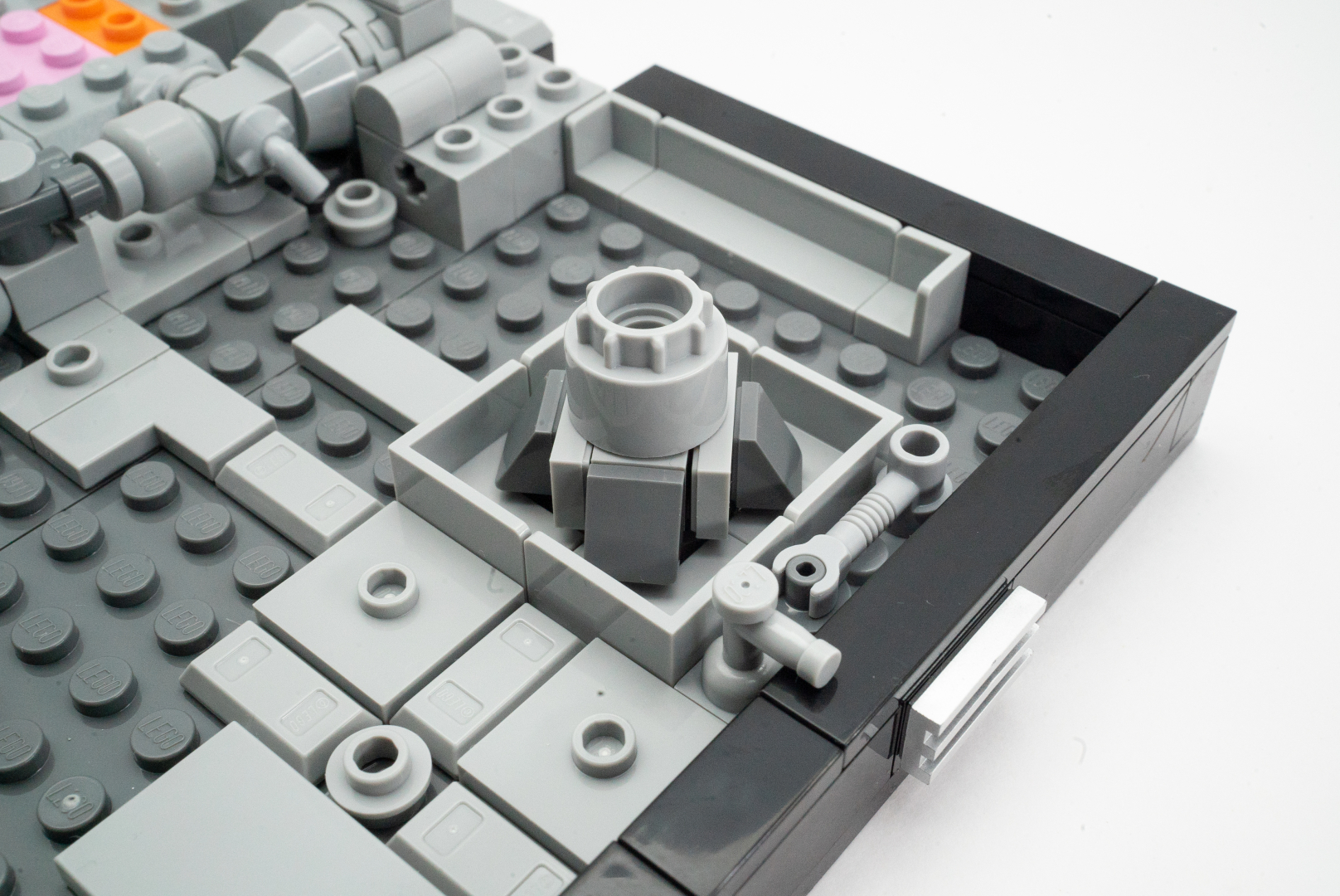 ほかの部分も同様にユニットを作っては、ベースに組み込んでいくスタイル。だが、接続時に斜めに付けたり、ベースをはみ出したりと、とことん意表を突いてくる