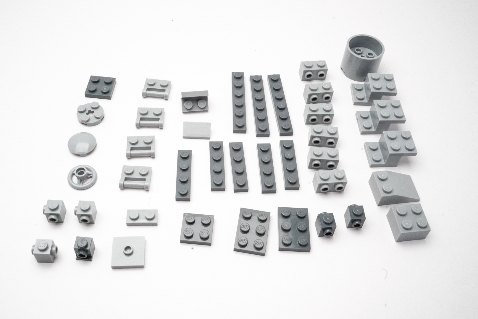 袋3の内容も細かいので、並べるとパーツ数に驚く。レゴ ブロックでオリジナルロボを作る人には、使い勝手のいいパーツ構成かも！