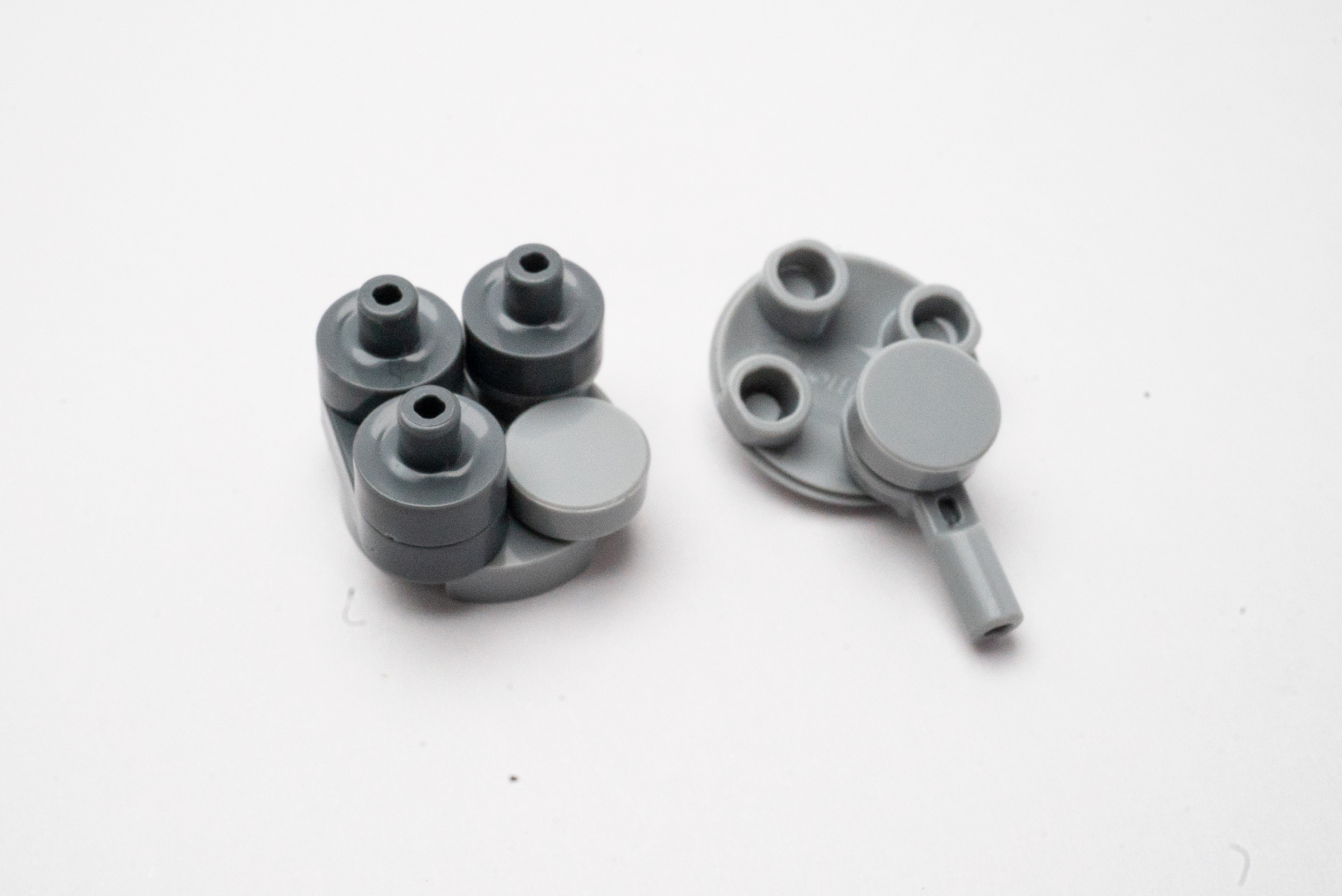 目を惹いたのが、ホロウスタッドと呼ばれる、スタッドに空いた穴を利用する組み方の多いこと、これらを組み合わせて大型の排気システムのような部分を構築する。この部分が完成したときの爽快感が心地良い。