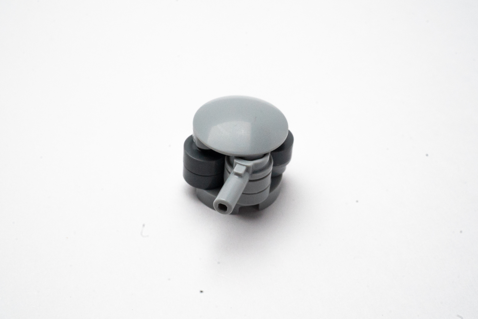 目を惹いたのが、ホロウスタッドと呼ばれる、スタッドに空いた穴を利用する組み方の多いこと、これらを組み合わせて大型の排気システムのような部分を構築する。この部分が完成したときの爽快感が心地良い。