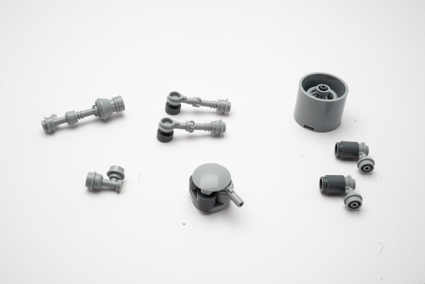 目を惹いたのが、ホロウスタッドと呼ばれる、スタッドに空いた穴を利用する組み方の多いこと、これらを組み合わせて大型の排気システムのような部分を構築する。この部分が完成したときの爽快感が心地良い。