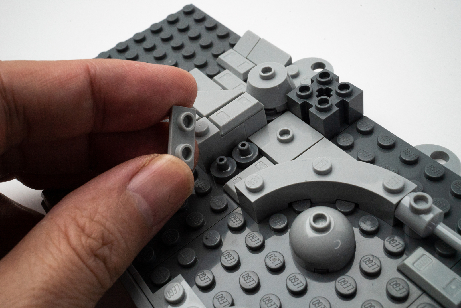 ヒンジパーツの裏面のディテールを使うため、ホロウスタッドと同じ径のバーをつきラウンドタイルを使って接続しているワザありの組み方