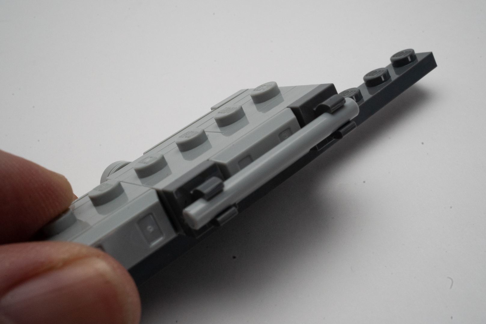 クリップパーツでバーを挟んでいるが、その裏側にはただのタイルではなく「金塊」パーツが使われており、ささやかに見える凹凸が緻密さをアップさせている