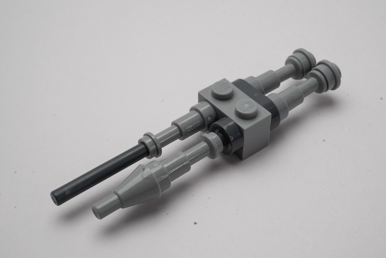 望遠鏡のパーツを微妙に組み替えて、違うイメージのディテールにしているのも凄い