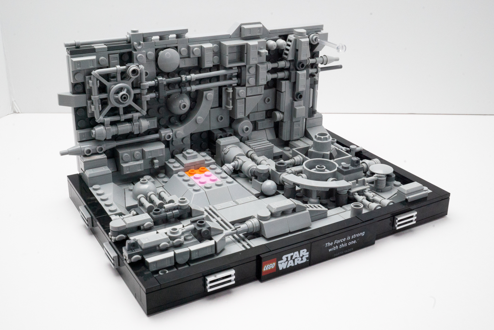 ここまでに完成したパーツを全て組み込むとデス・スター部分はほぼ完成だ