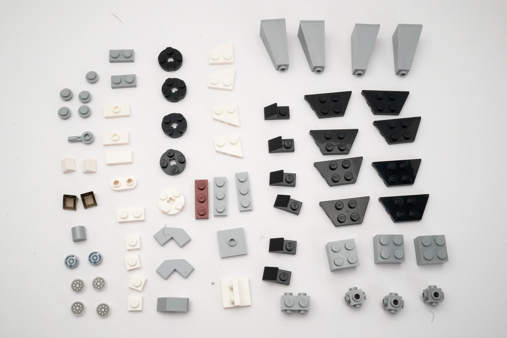 袋6の部品構成は単調だが、組み上がっていくにつれ、その高度なビルドテクニックに驚くはず