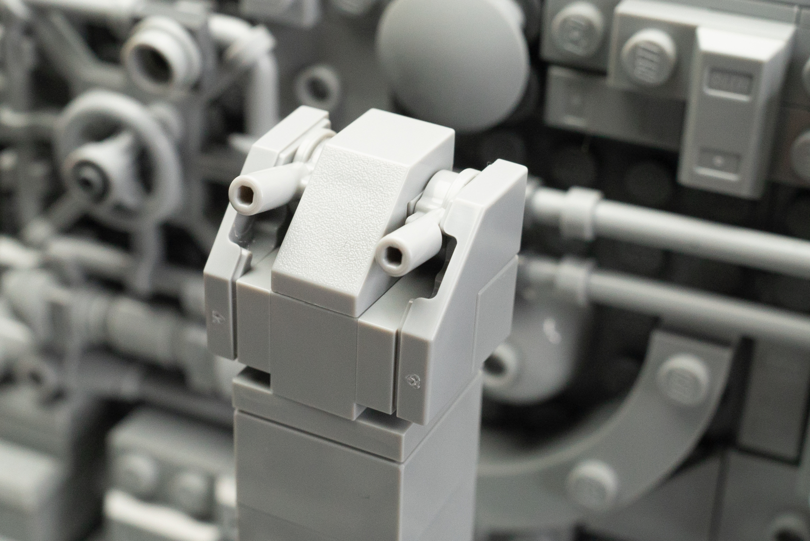 ついにデス・スターの防衛用武器ターボレーザー砲を制作。こちらは、パーツの一部だけを接続することで、独特な形状を再現している