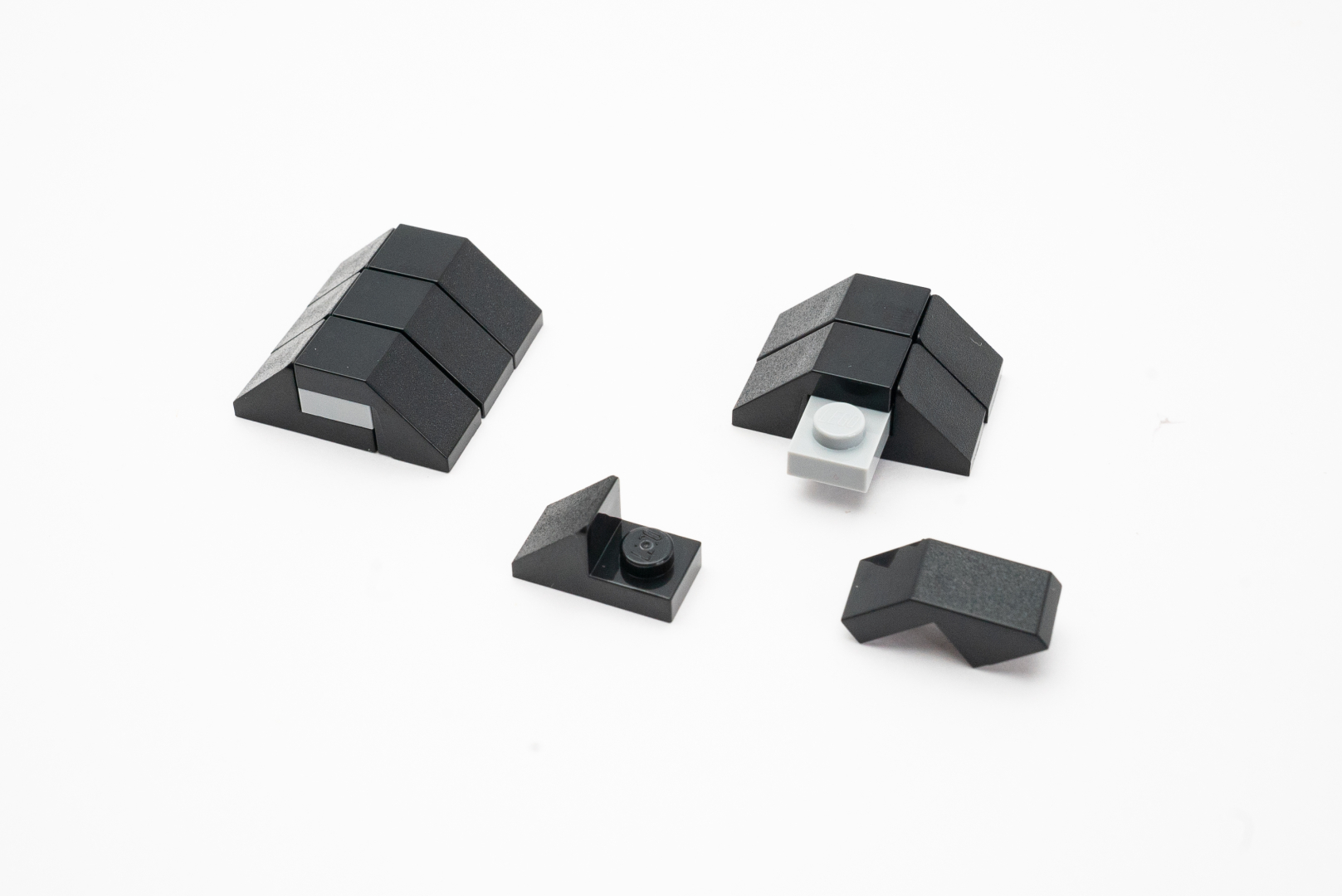 タイ・アドバンスは、4種類のスロープパーツを組み合わせることで、個性的なウイング部分を小型にしている