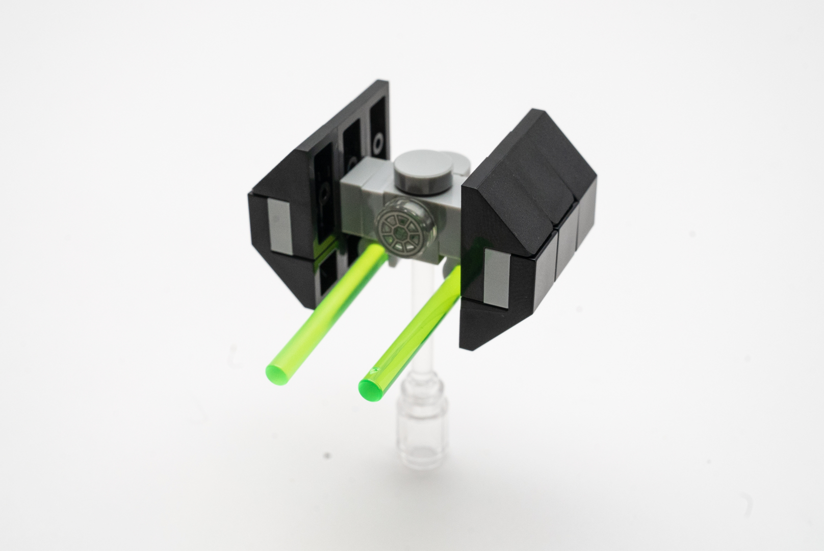 タイ・アドバンスは、4種類のスロープパーツを組み合わせることで、個性的なウイング部分を小型にしている