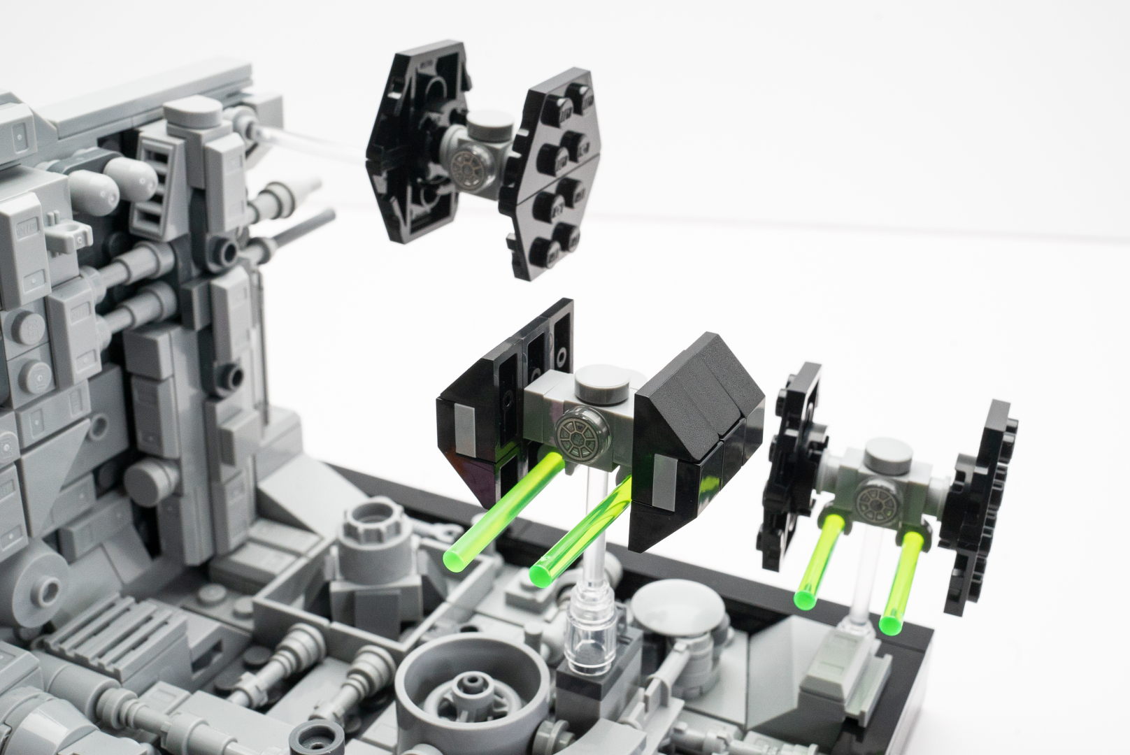 完成品を覗きこむと、そこにはバトルシーンが飛び込んでくる。思わず逃げるルークを応援したくなるだろう